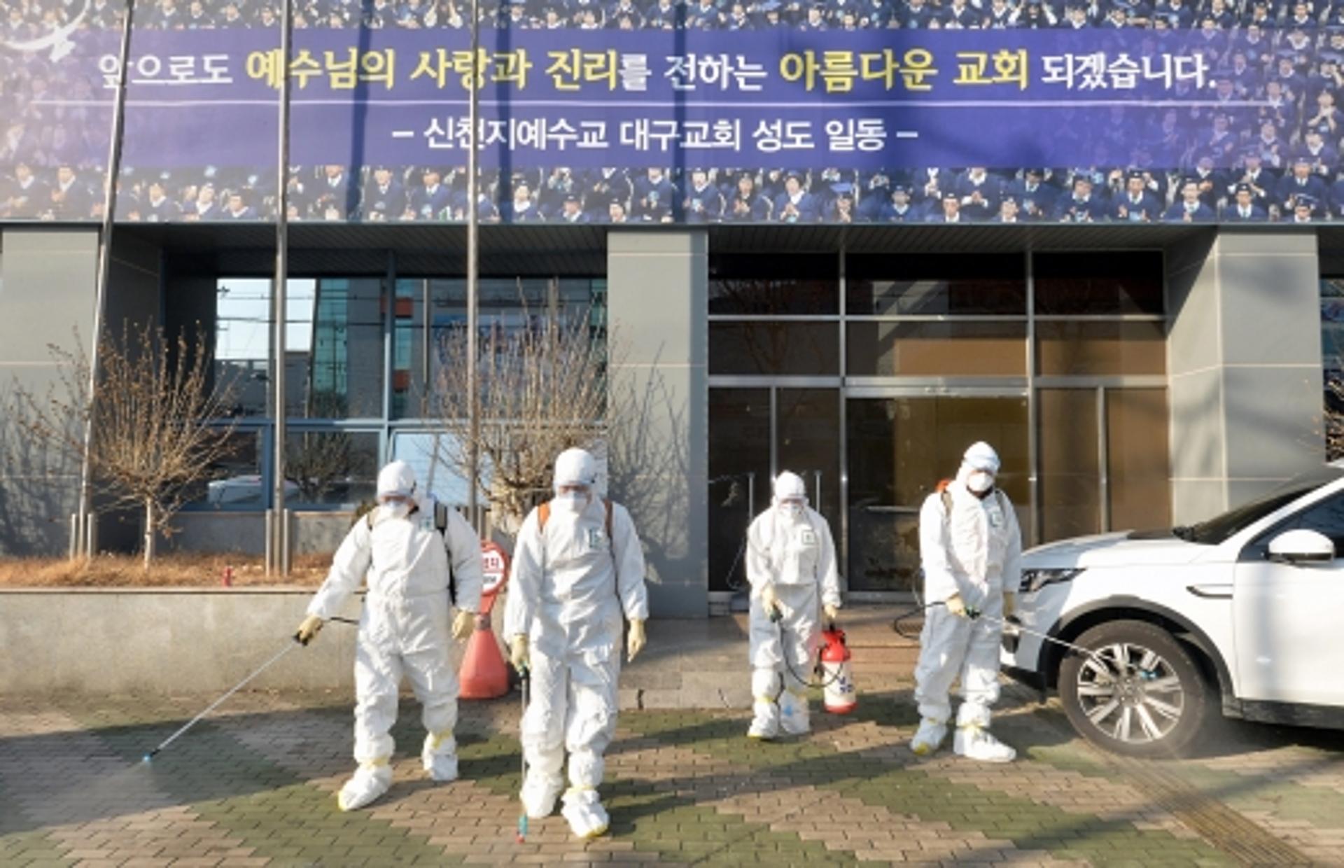 [코로나19] 확진자 2명 중 1명 ‘신천지’… 집단발병 시발점(종합)