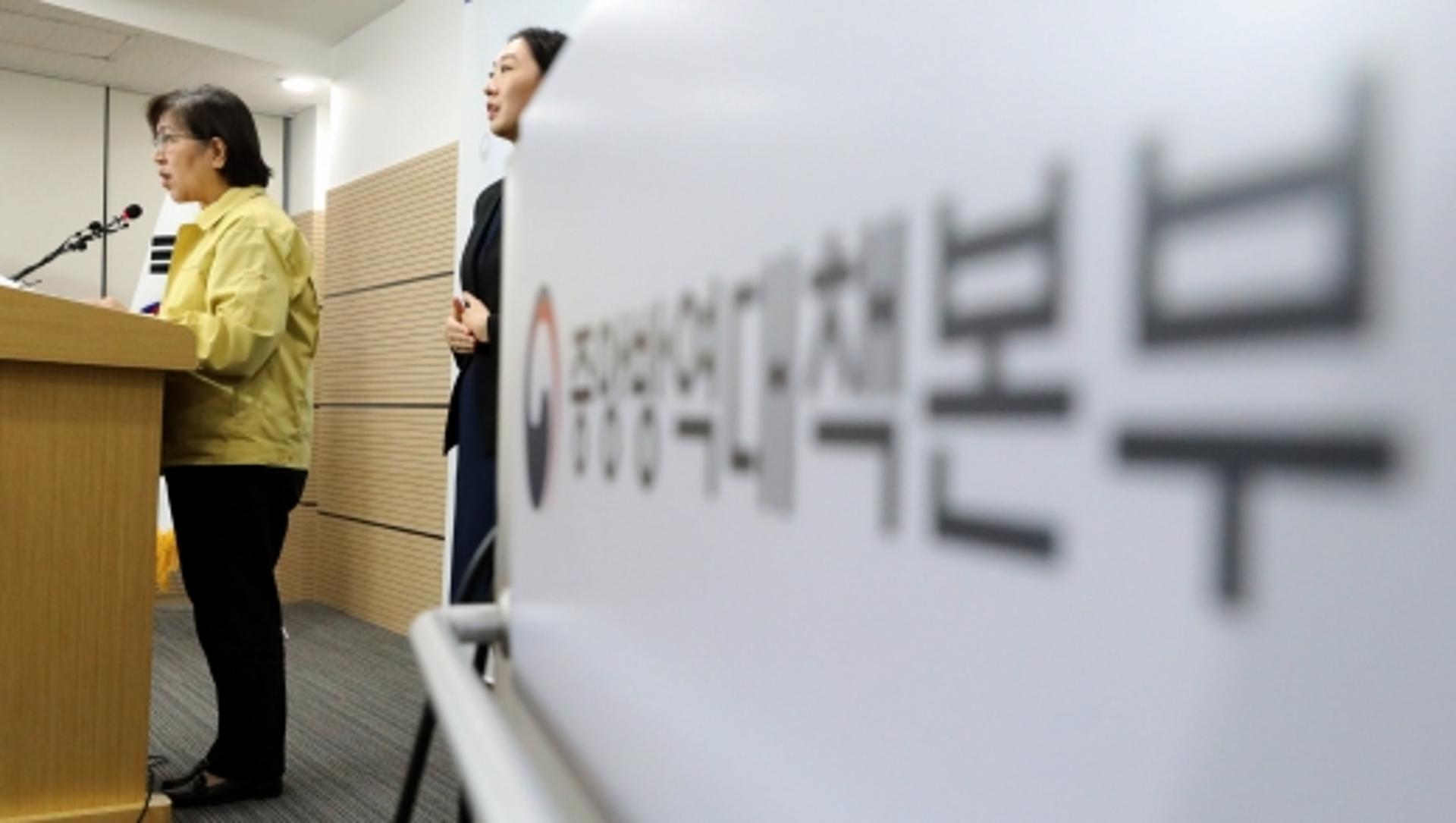 [코로나19] 정은경 “개인위생 강화” 당부… 위기경보 ‘심각’ 격상 논의