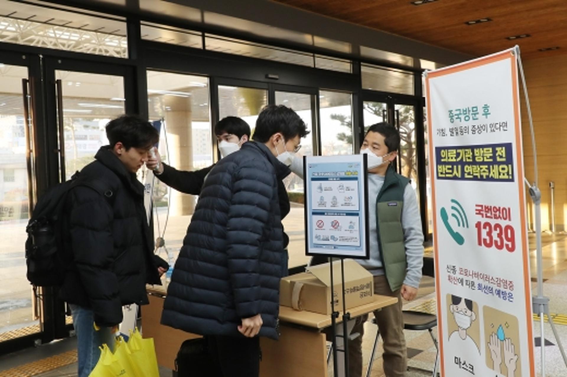 평택시청 출입구 2개소만 개방… 모든 출입자 발열체크