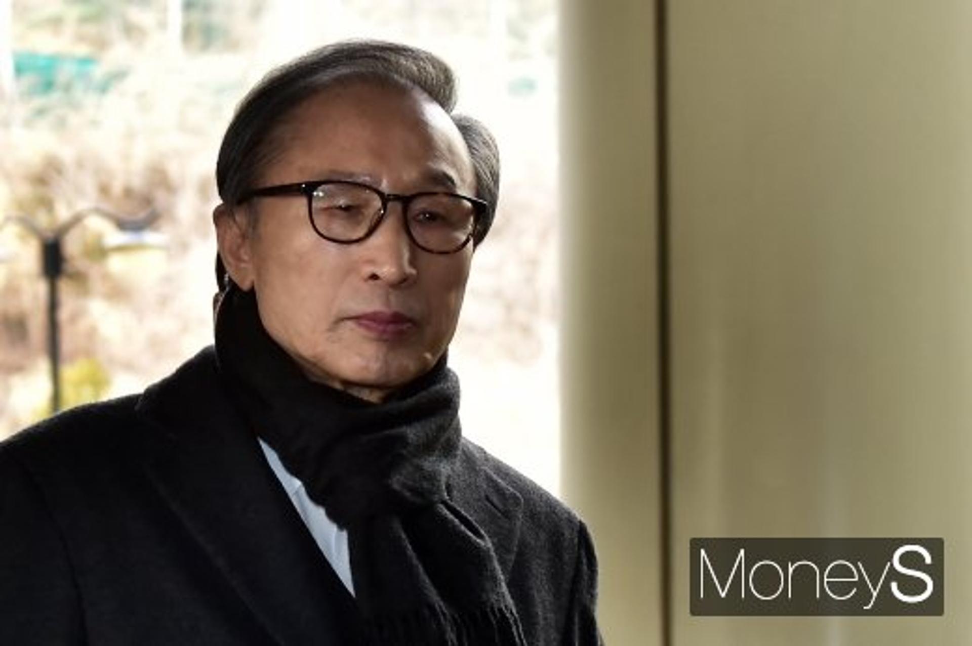 '재구속' 6일만에… 이명박 전 대통령 석방(상보)