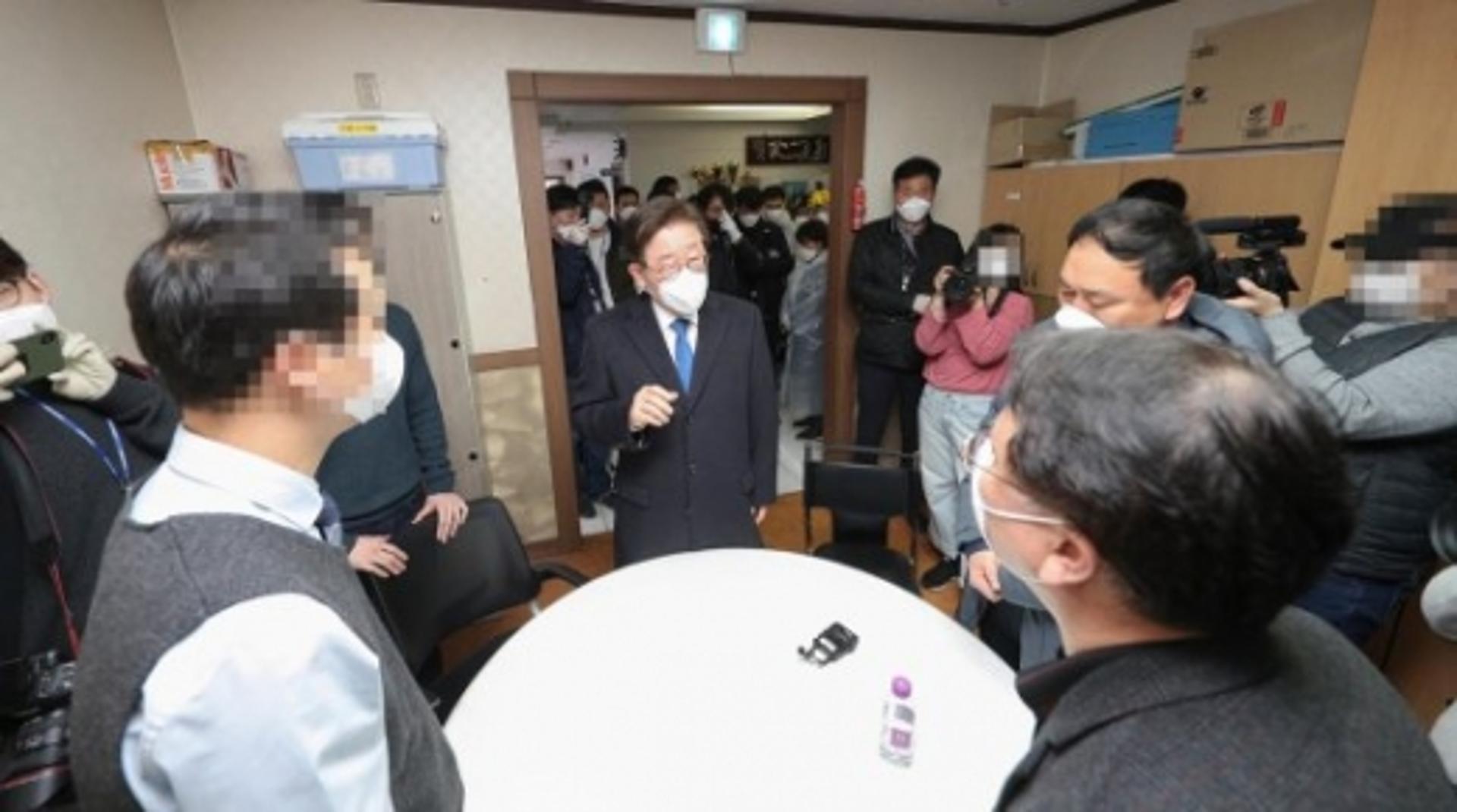 '확진 8명·유증상 215명' 과천 신천지교회… 확산 '배양지' 되나