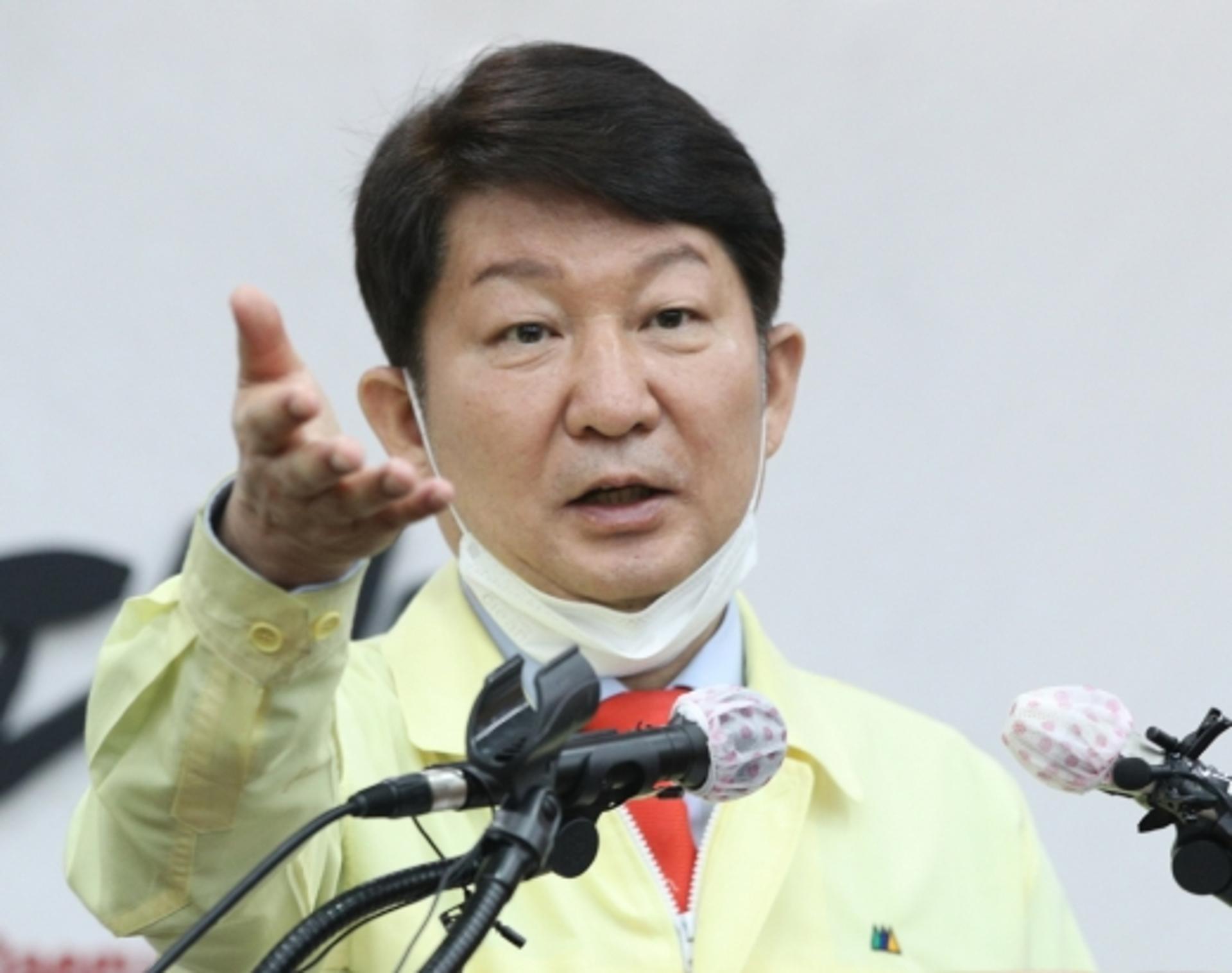 권영진 “병상 수 턱없이 부족… 정부와 대책 논의”(상보)