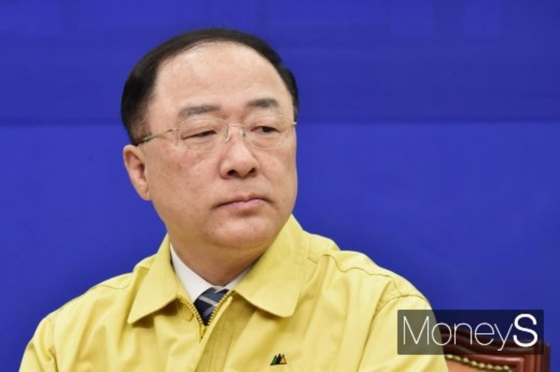 홍남기, "마스크 수입? 비축 제도 검토중"