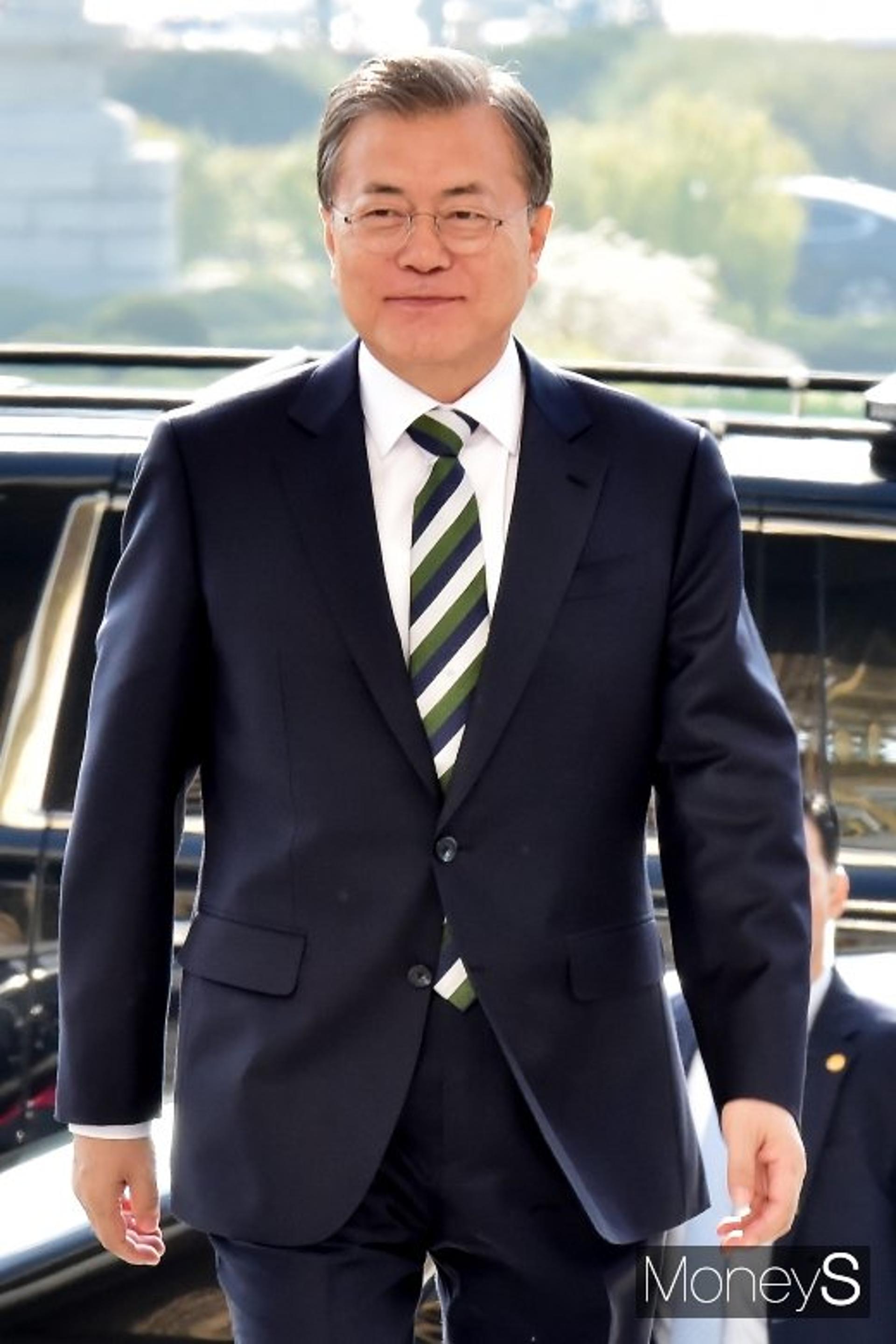 문 대통령, 국민 향한 위로… "희망 키워주셨다"