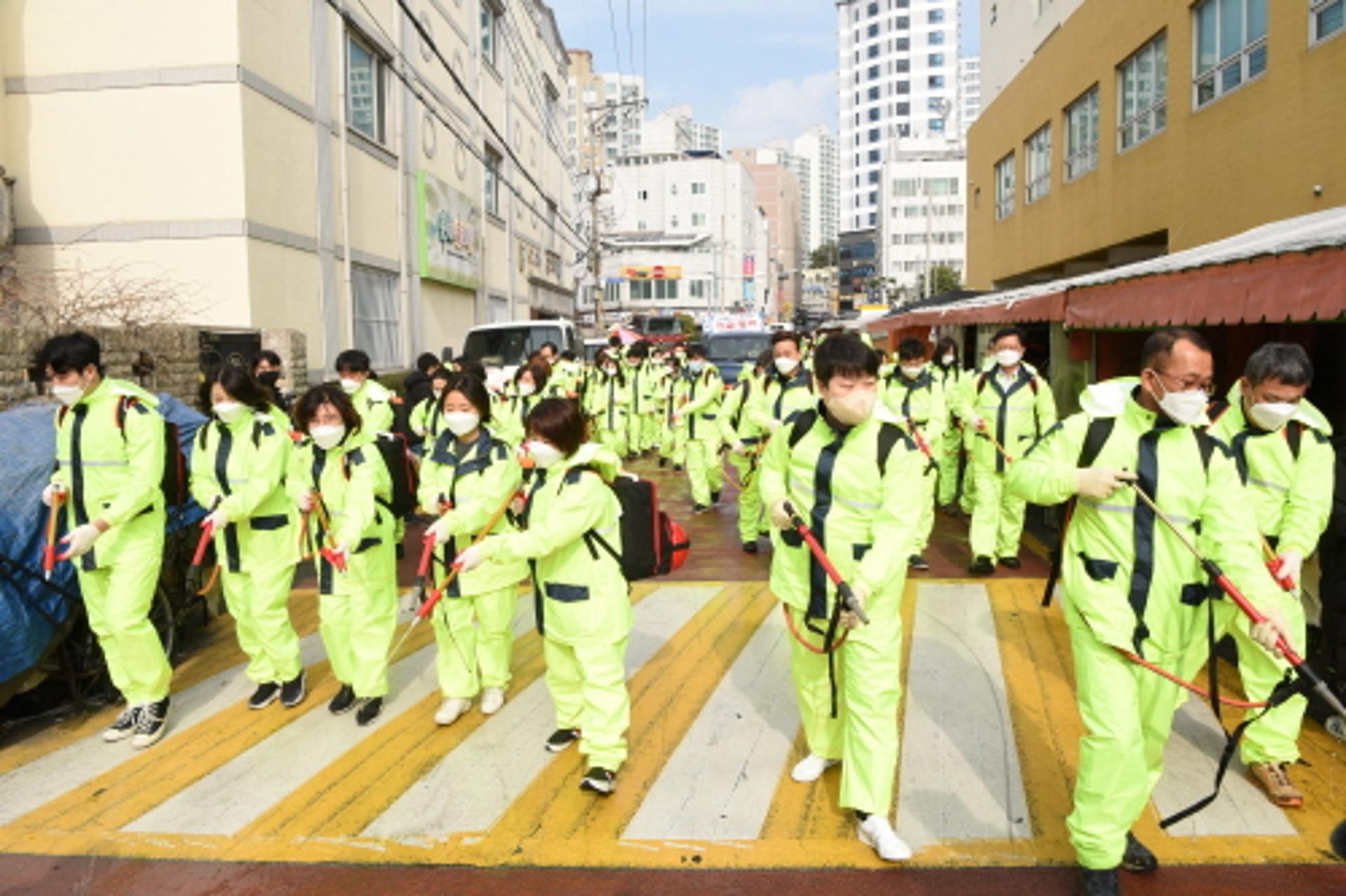 부산남구, 간부 방역단에 이어 직원들도 직접 방역 동참