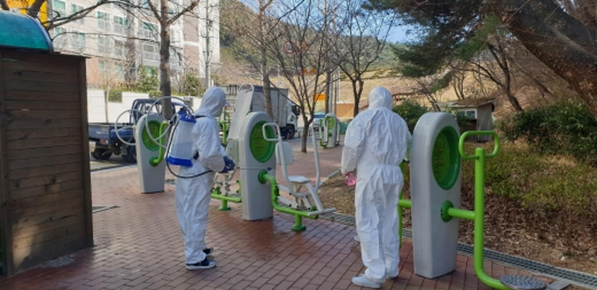 의왕시의원, 소독기 메고 지역 방역 활동