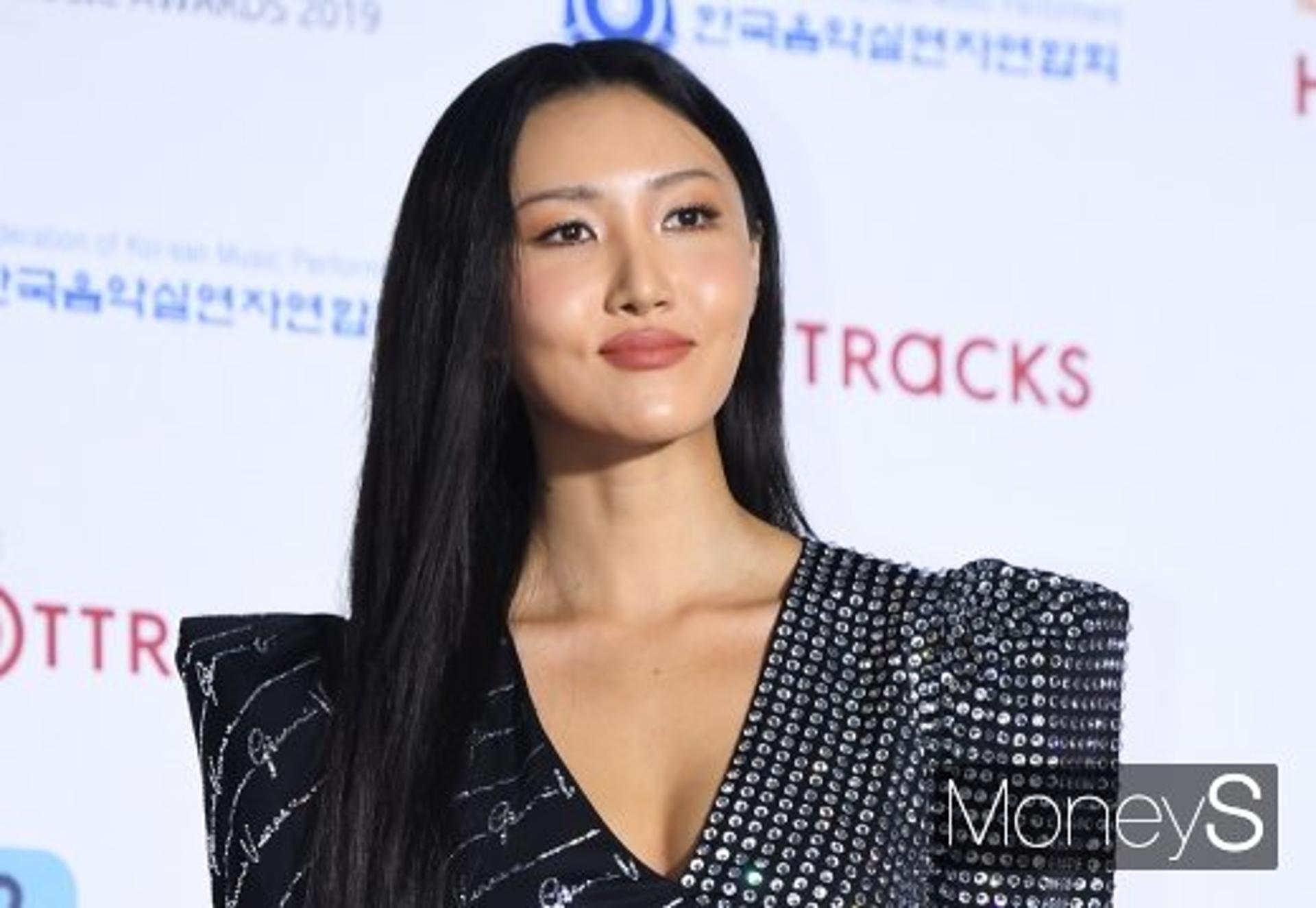 화사, 이사한 집 최초 공개… "동, 호수까지 알려져 고생"
