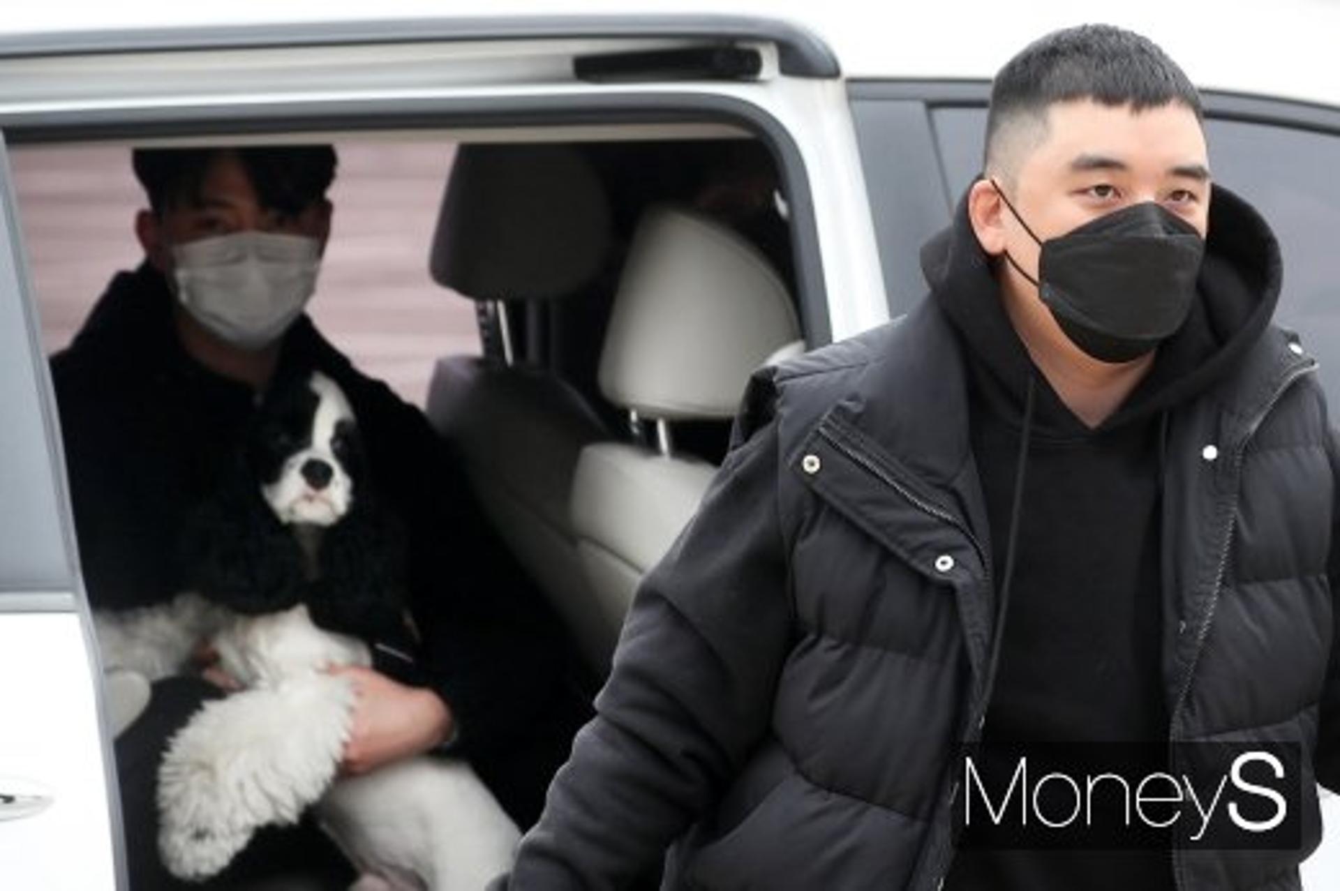 '오지 않은 팬' 승리 입대… 댕댕이라도 있는게 어디야?