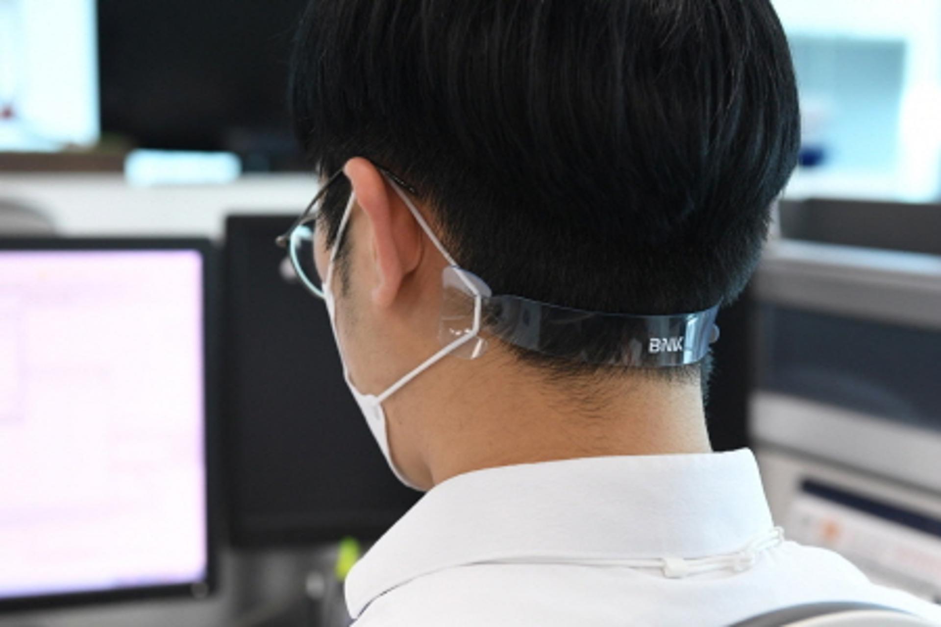 부산은행, 귀 통증 줄이는 마스크용 고정띠 배부