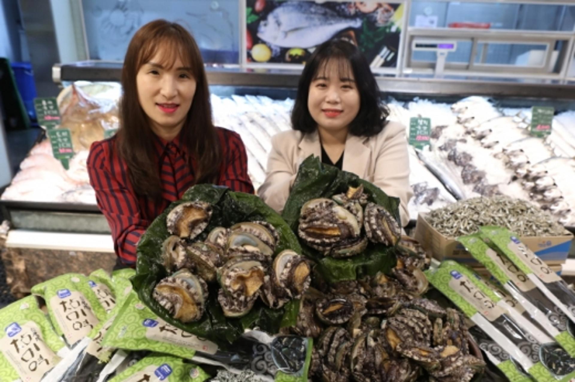 롯데백 광주점, 완도 어가 지키기 '전복 소비촉진' 행사