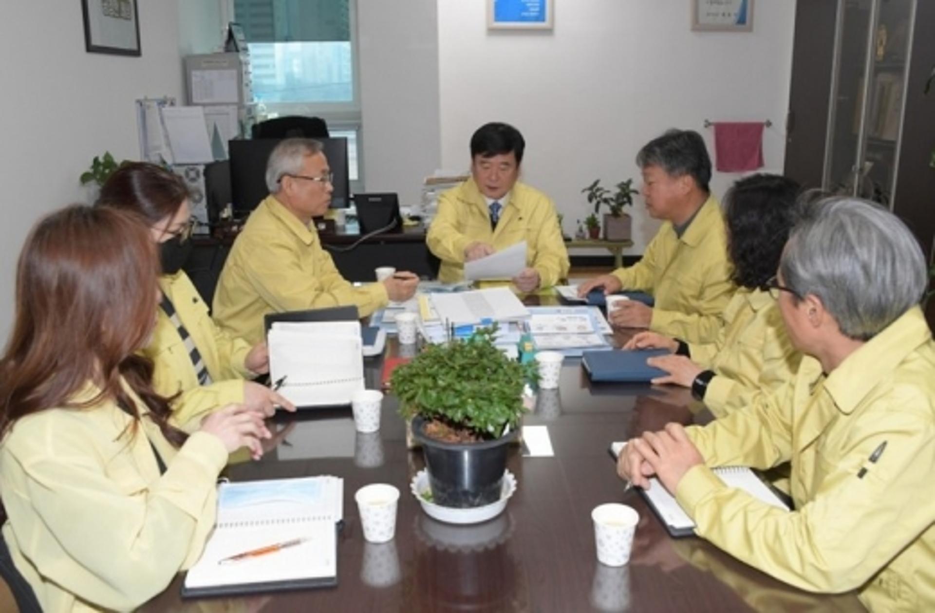 최용덕 동두천시장, 지역교회 예배 자제요청 서한문 전달