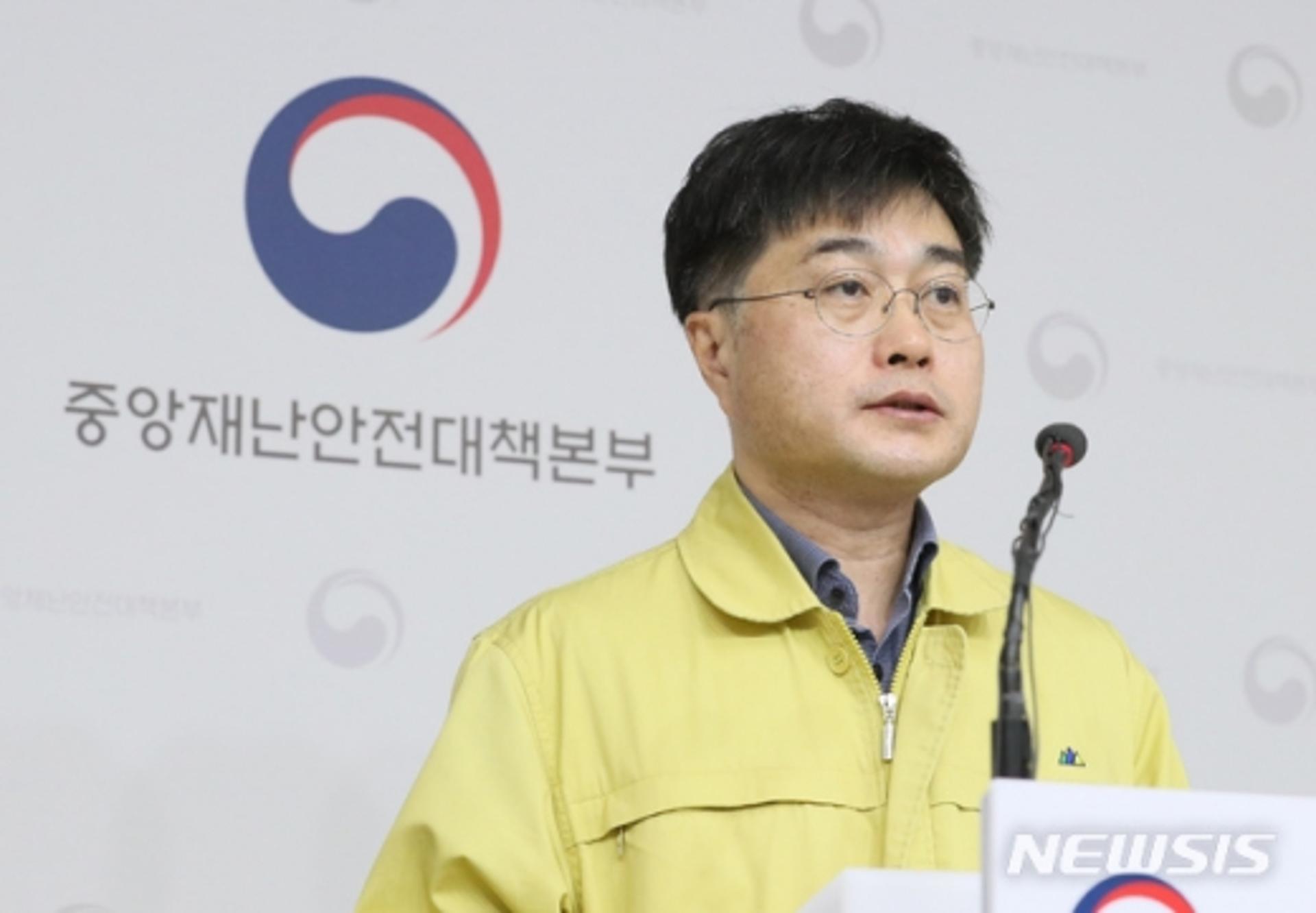 "음성인 경우에도 장기 체류 외국인등은 14일간 자가격리"(속보)