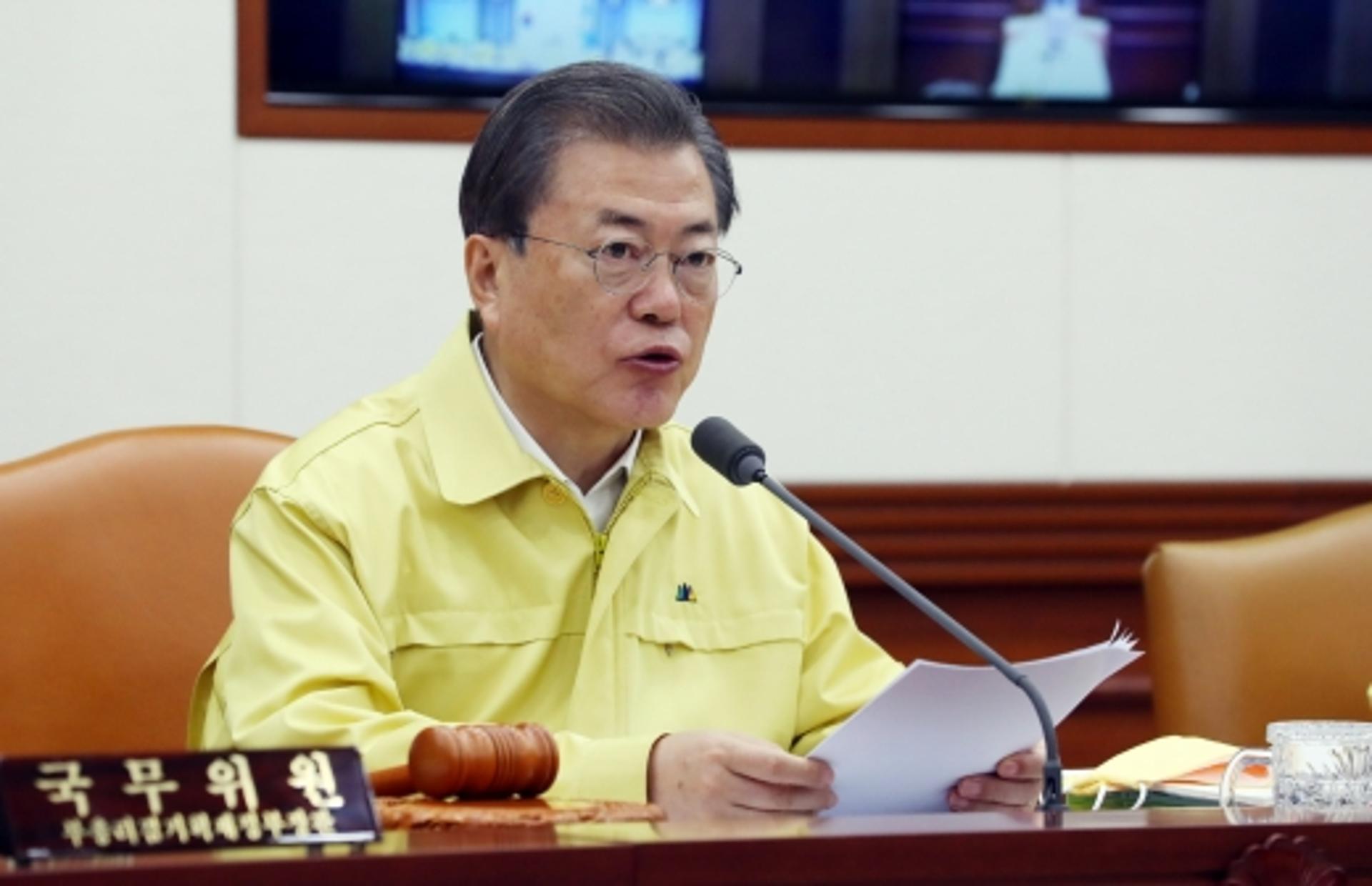 외신 “한국은 사재기 없는 나라”… 문 대통령 “국민 덕분”