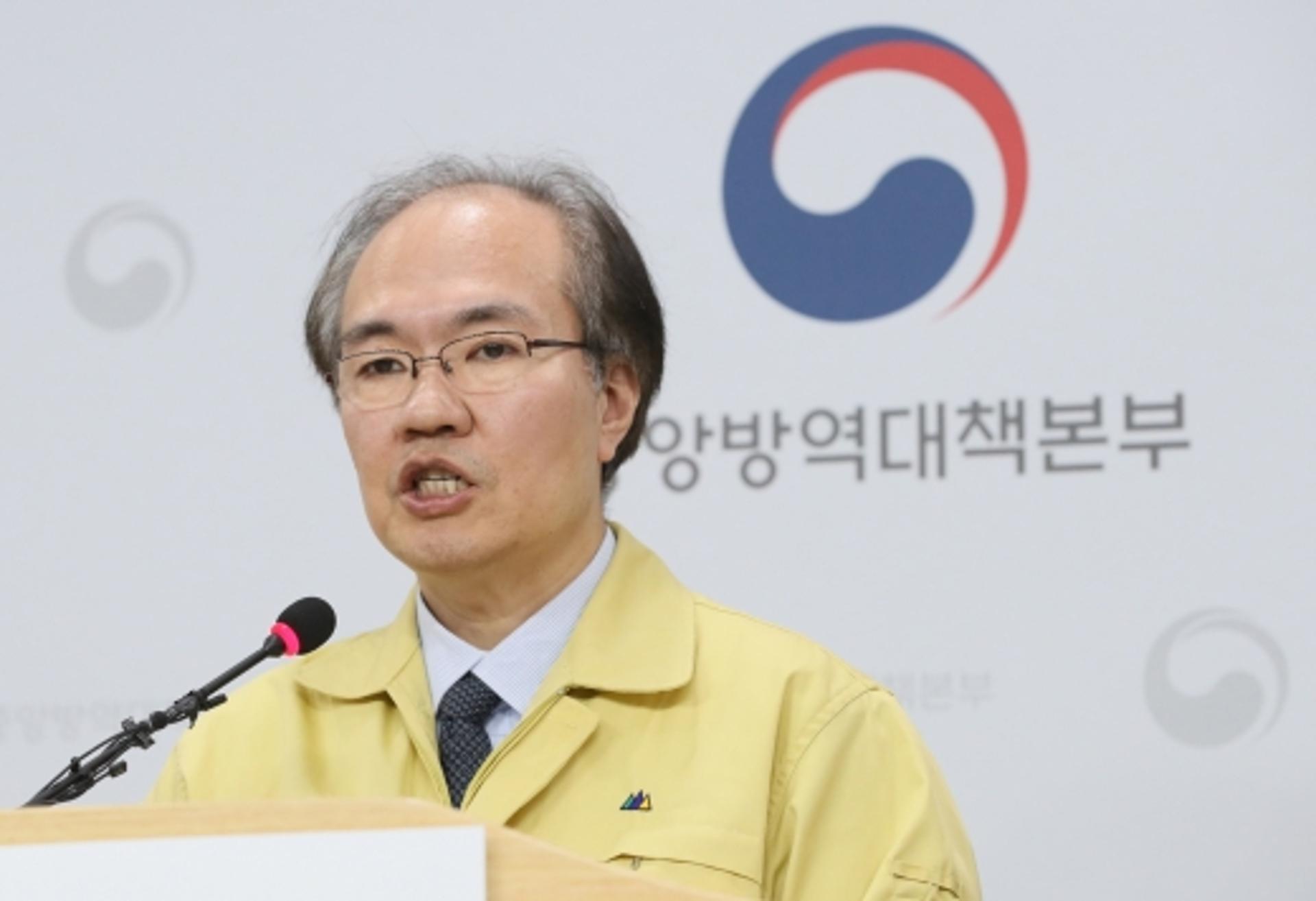 “봄나들이 가서 2m 떨어져 걸어요”