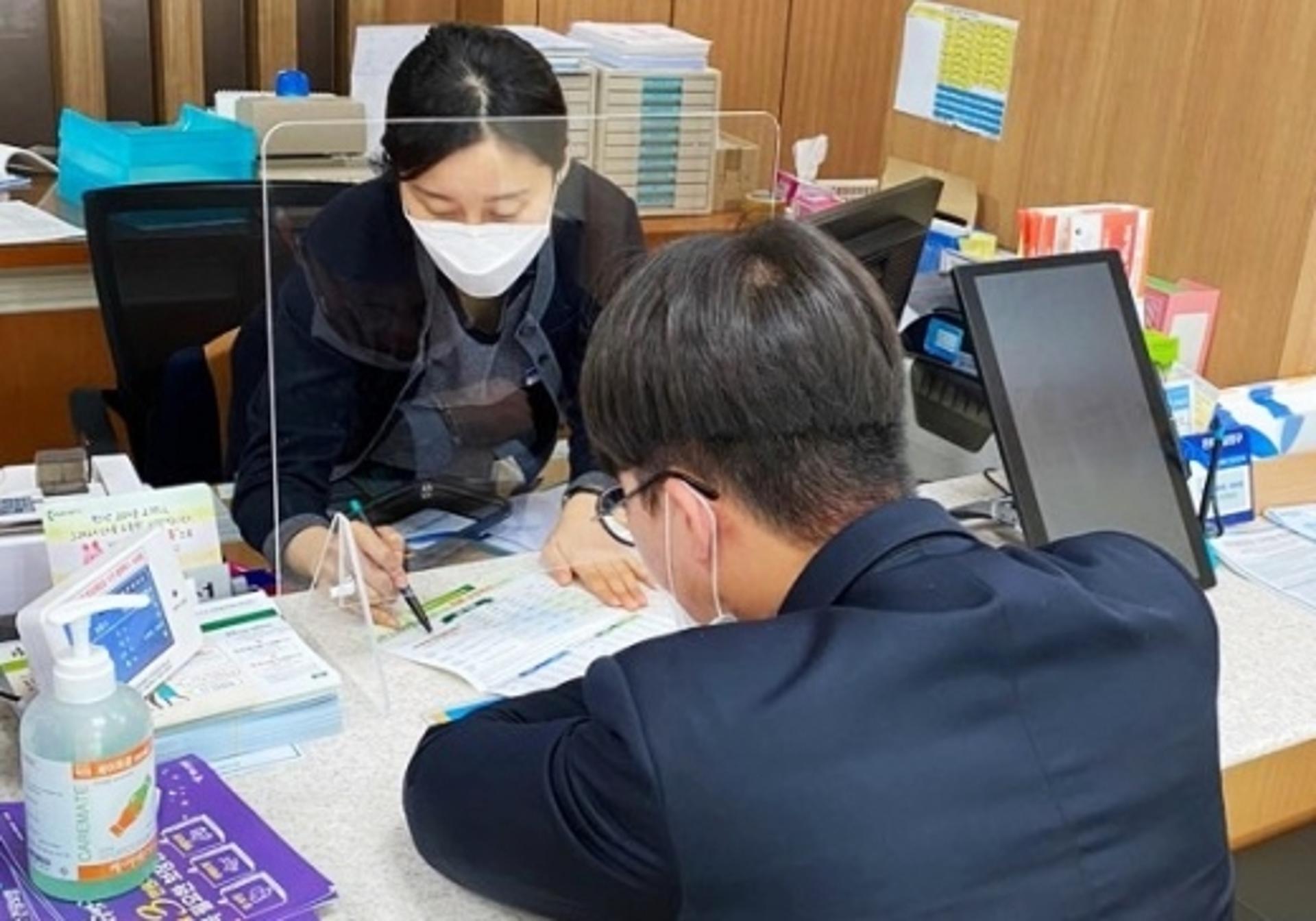 [머니S포토] 전남 농축협은행 창구마다 가림막 설치
