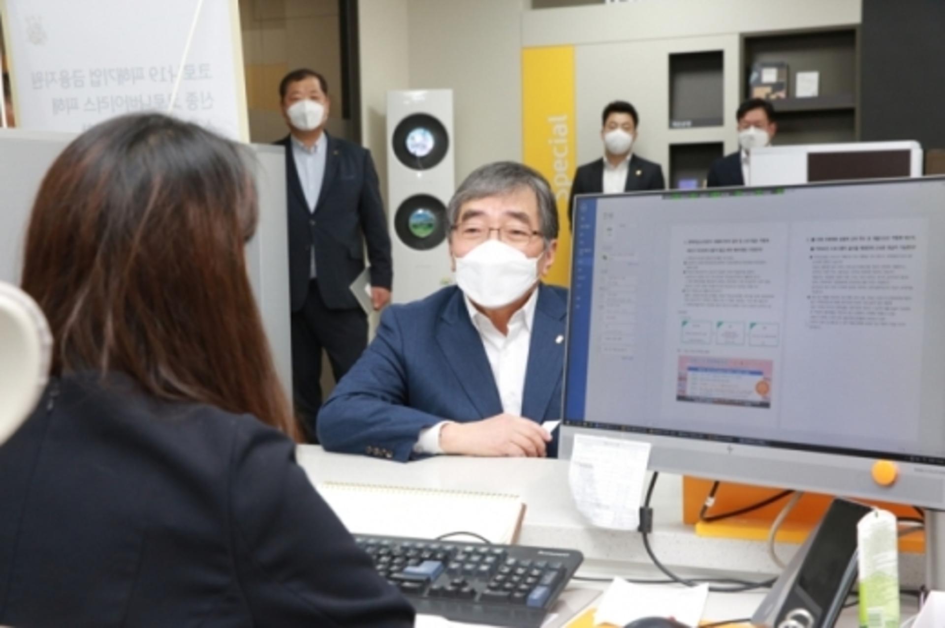 윤석헌, 국민은행 지점 찾아 "코로나 금융지원, 현장판단 따라 신속 처리"