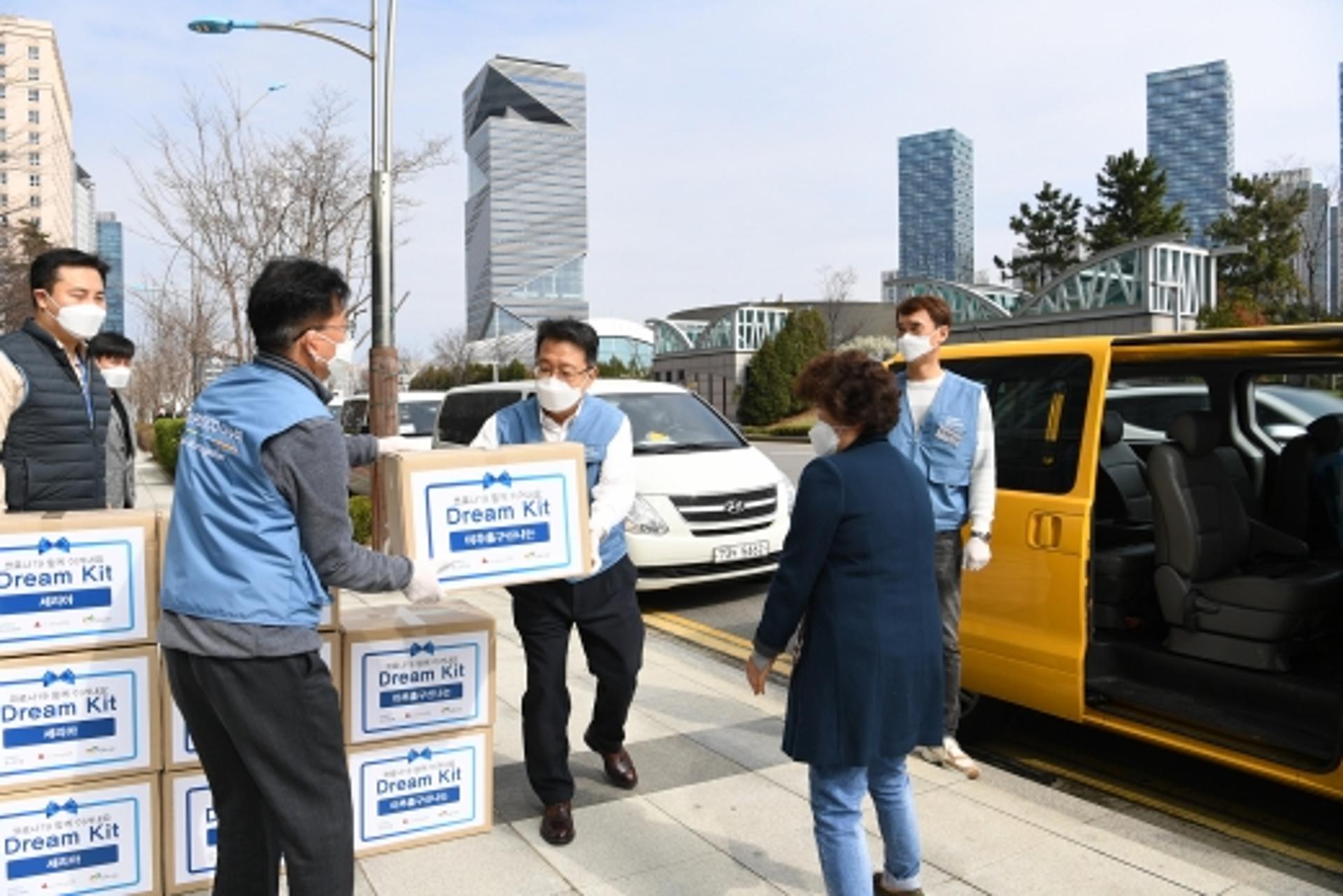 포스코건설, 공동생활가정 청소년에 코로나19 예방 키트 전달