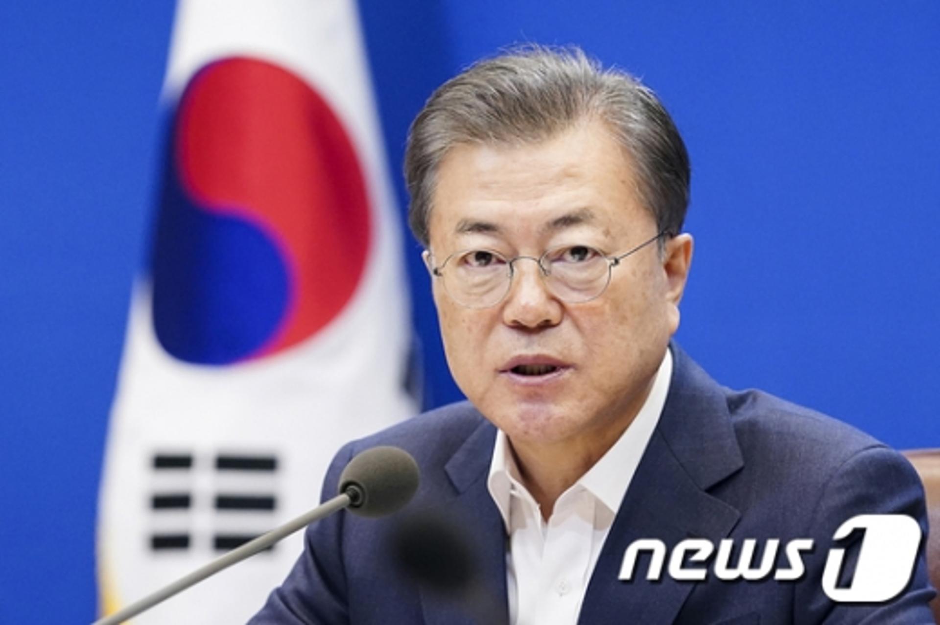 문 대통령 "정부의 이번 조치가 국민께 힘과 위로 되길 바라”(속보)
