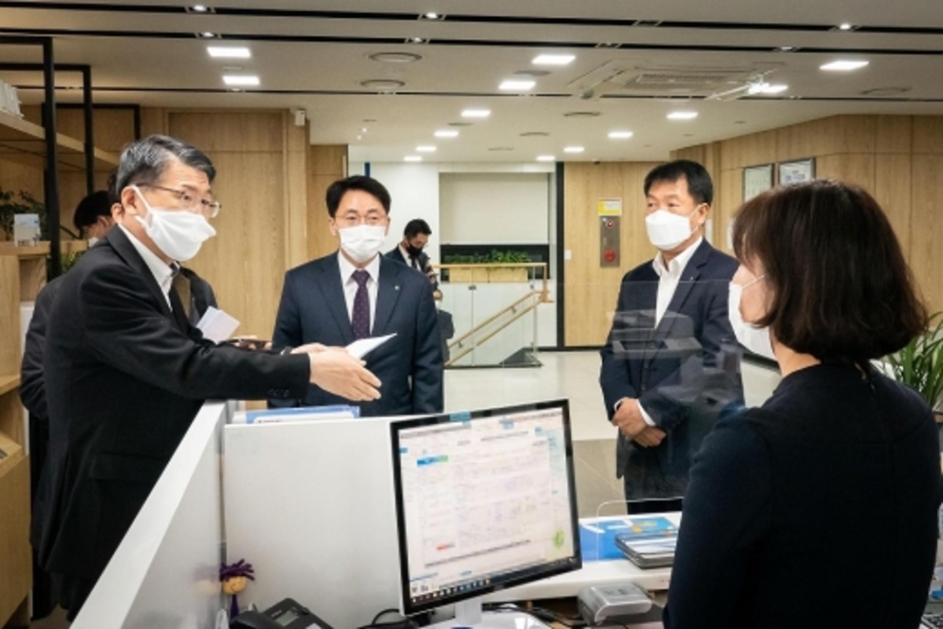 '연 1%대' 소상공인 대출 속도낸다… 은행 본부직원 파견