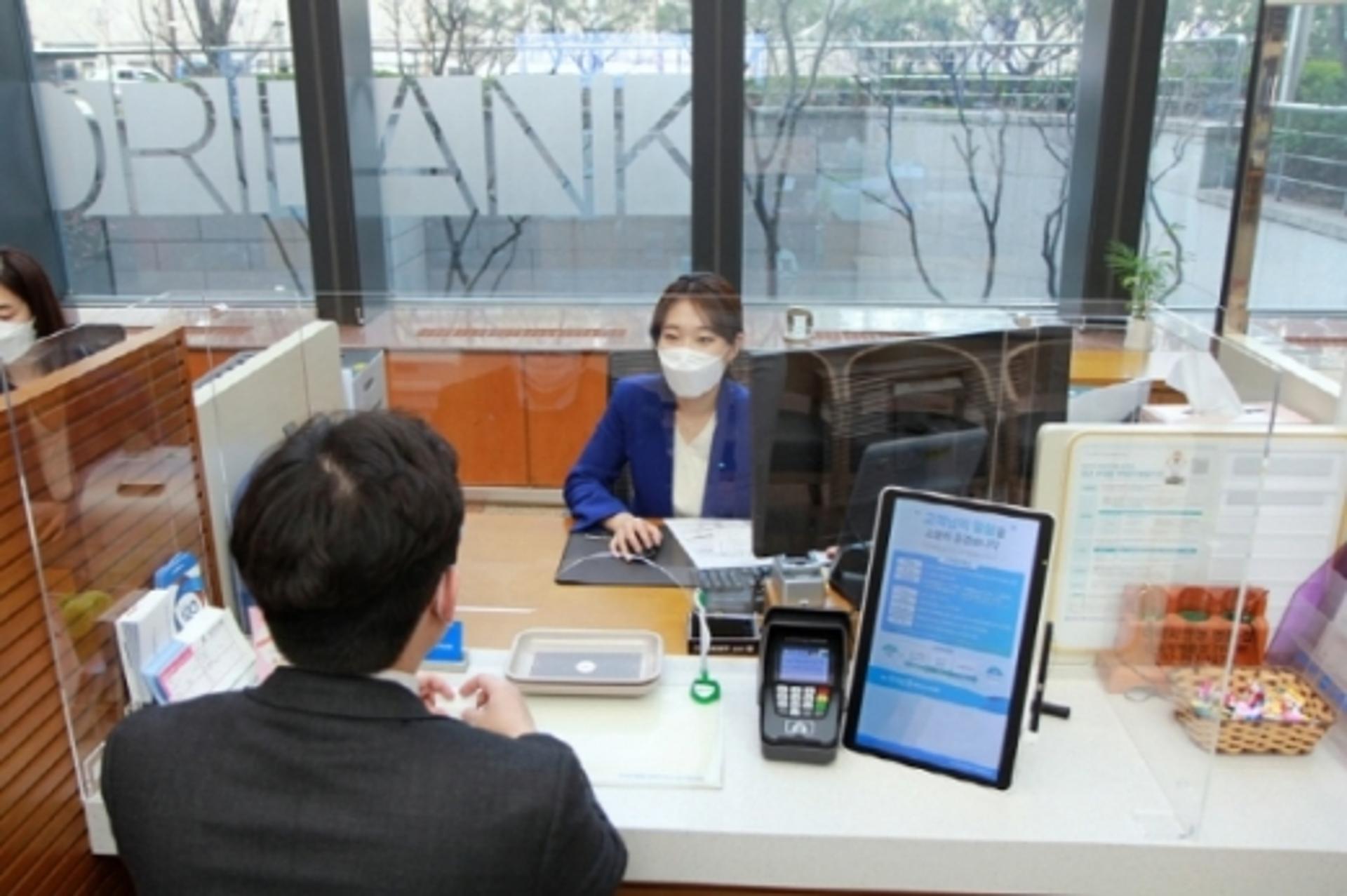 우리은행, 전 영업점 '코로나19 예방' 칸막이 설치