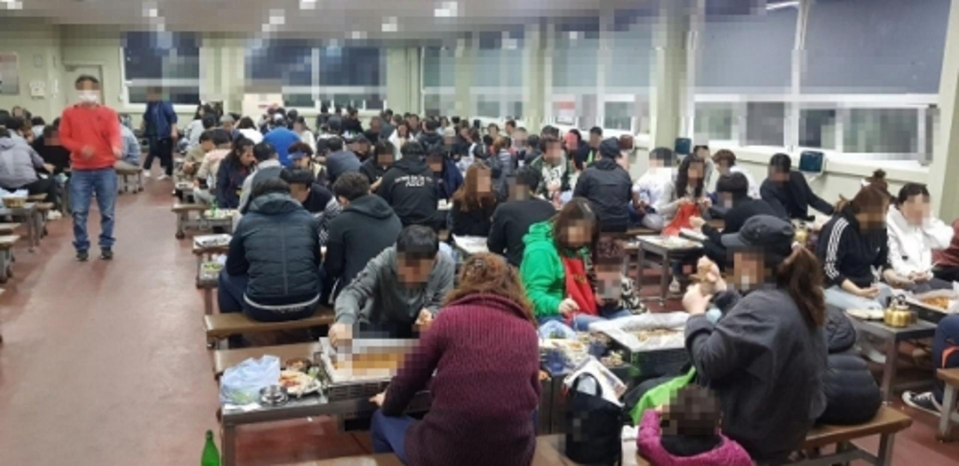 북적거리는 식당·벚꽃길… 요원한 '사회적 거리두기'