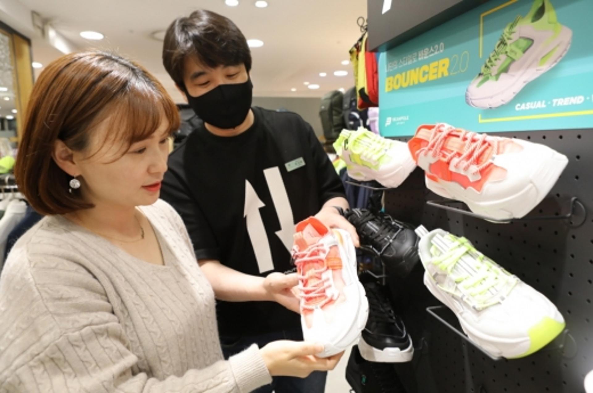 롯데백광주점, 못 생겨도 통기성 좋은 '어글리 슈즈' 인기