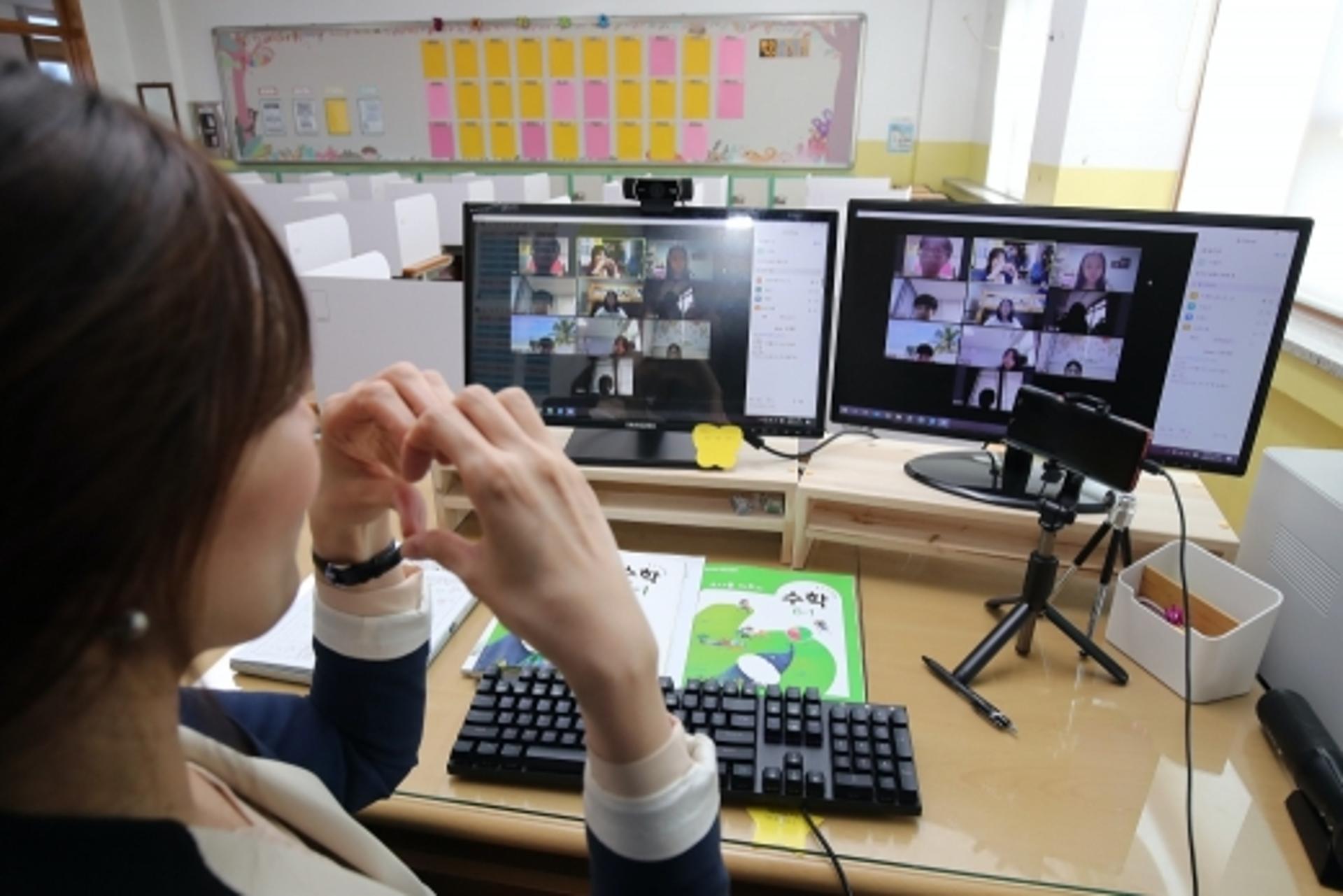 초등학생 저학년 20일 온라인 개학… 등교는 언제 하나