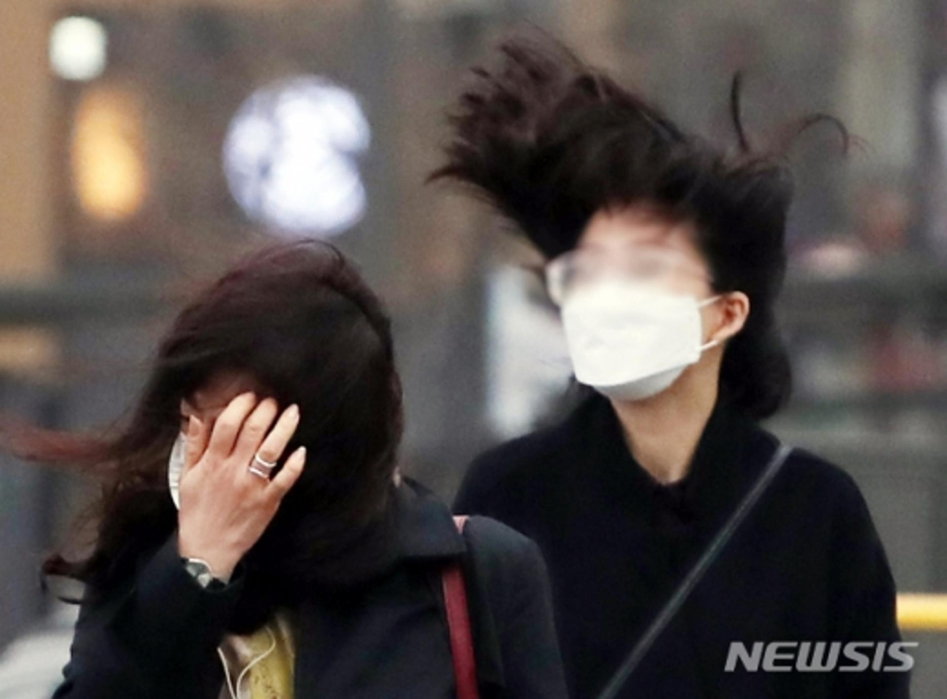 [오늘날씨] 출근길 '바람' 조심하세요… 중부 산발적 '빗방울'