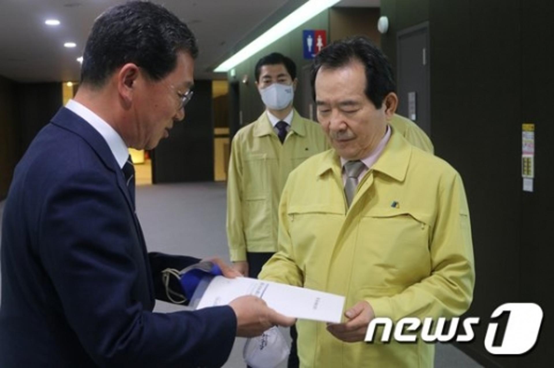 신정훈 당선인, 정세균 총리 만나 방사광가속기 호남구축 건의문 전달
