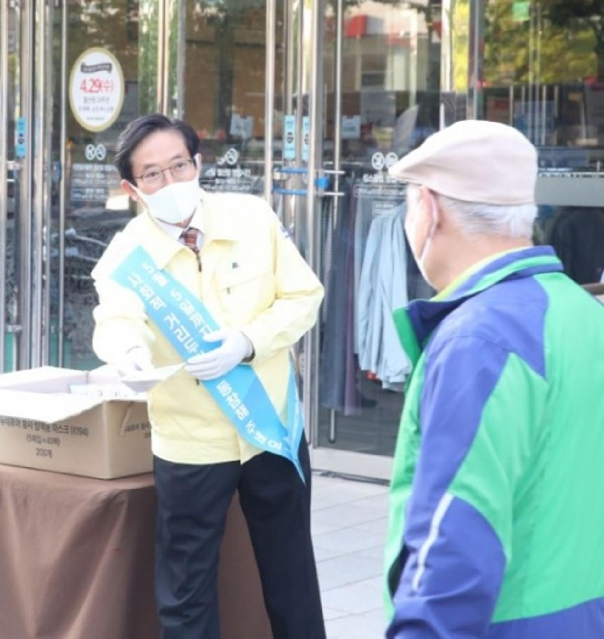 광명시, 철산역에서 두 번째 '사회적 거리두기 캠페인' 진행