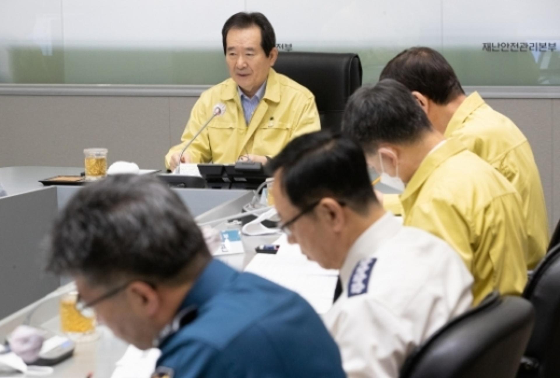 정세균 "6일부터 생활속 거리두기 이행… 내일 결정"