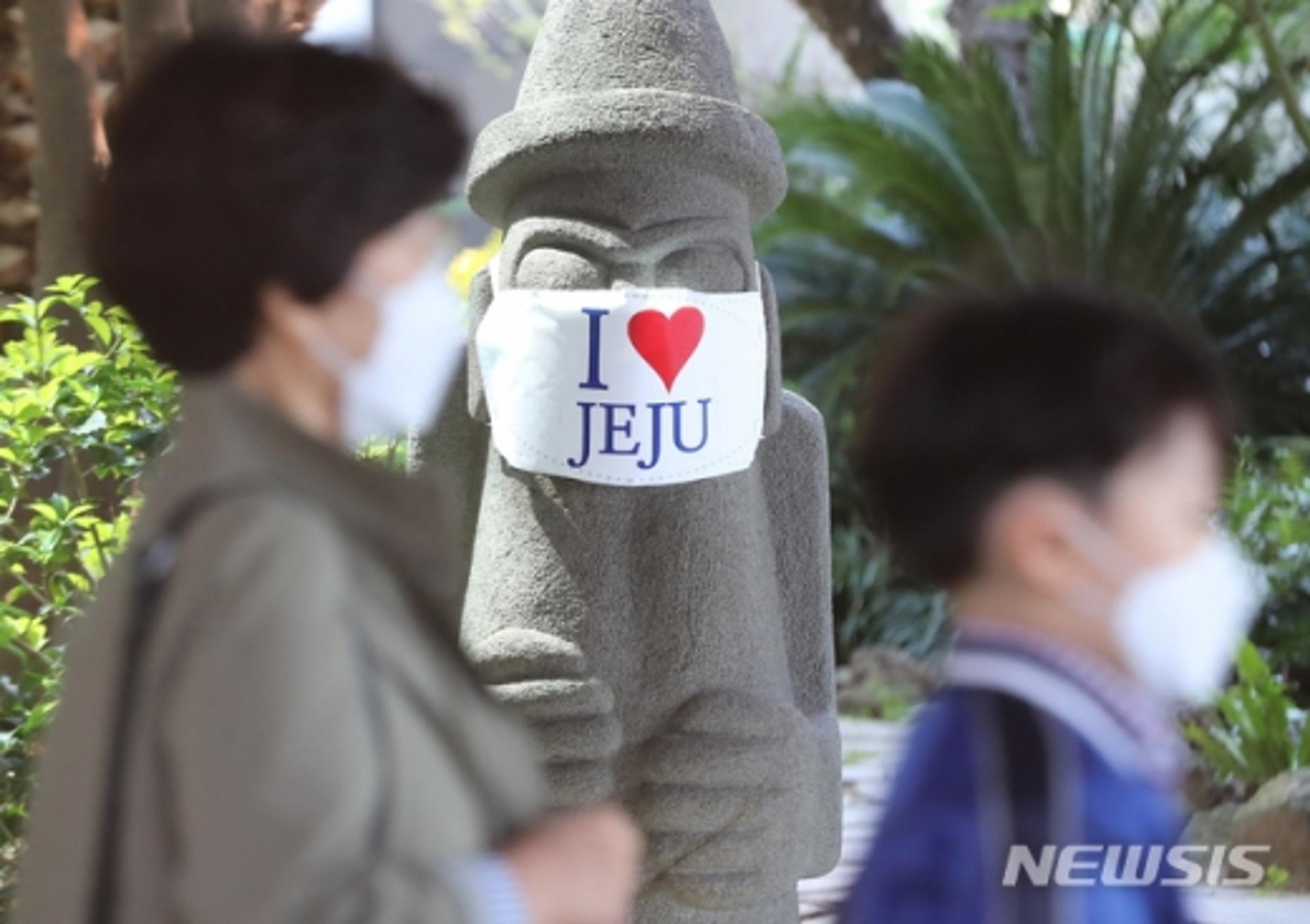 관광지마다 나들이객 가득… '황금연휴' 제주도 방역 비상