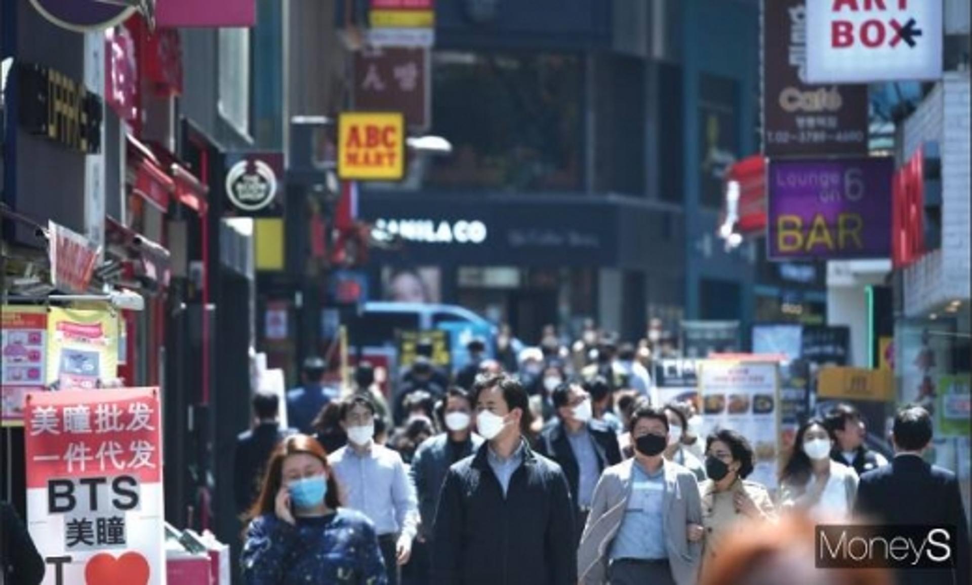 명동 외국인관광객 감소에 울상… '약국 매출' 선방
