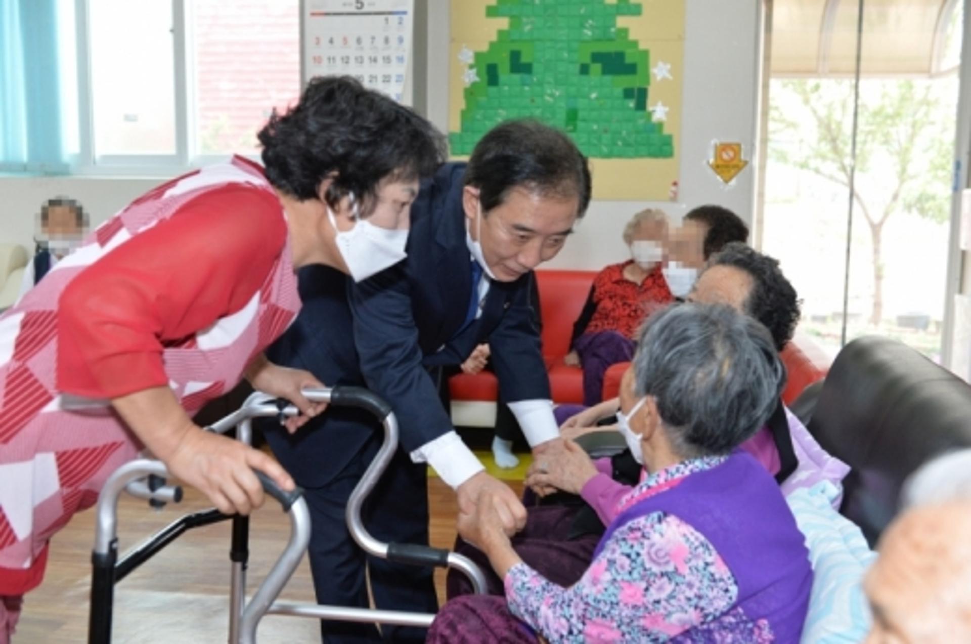 박윤국 포천시장, 노인 주간보호 시설 위문