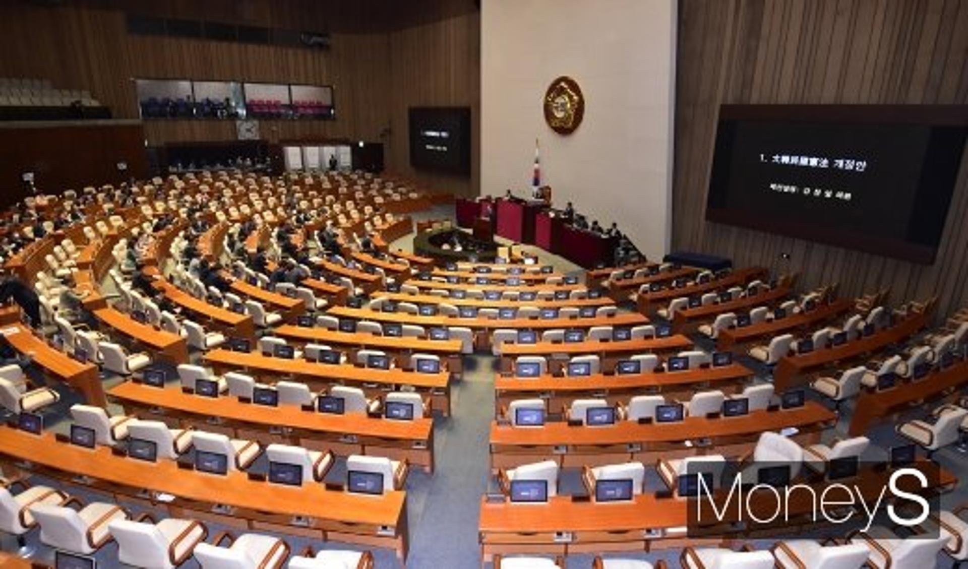 "정신차리시라"… 끝까지 일 안한 20대 국회, 개헌안 결국 폐기