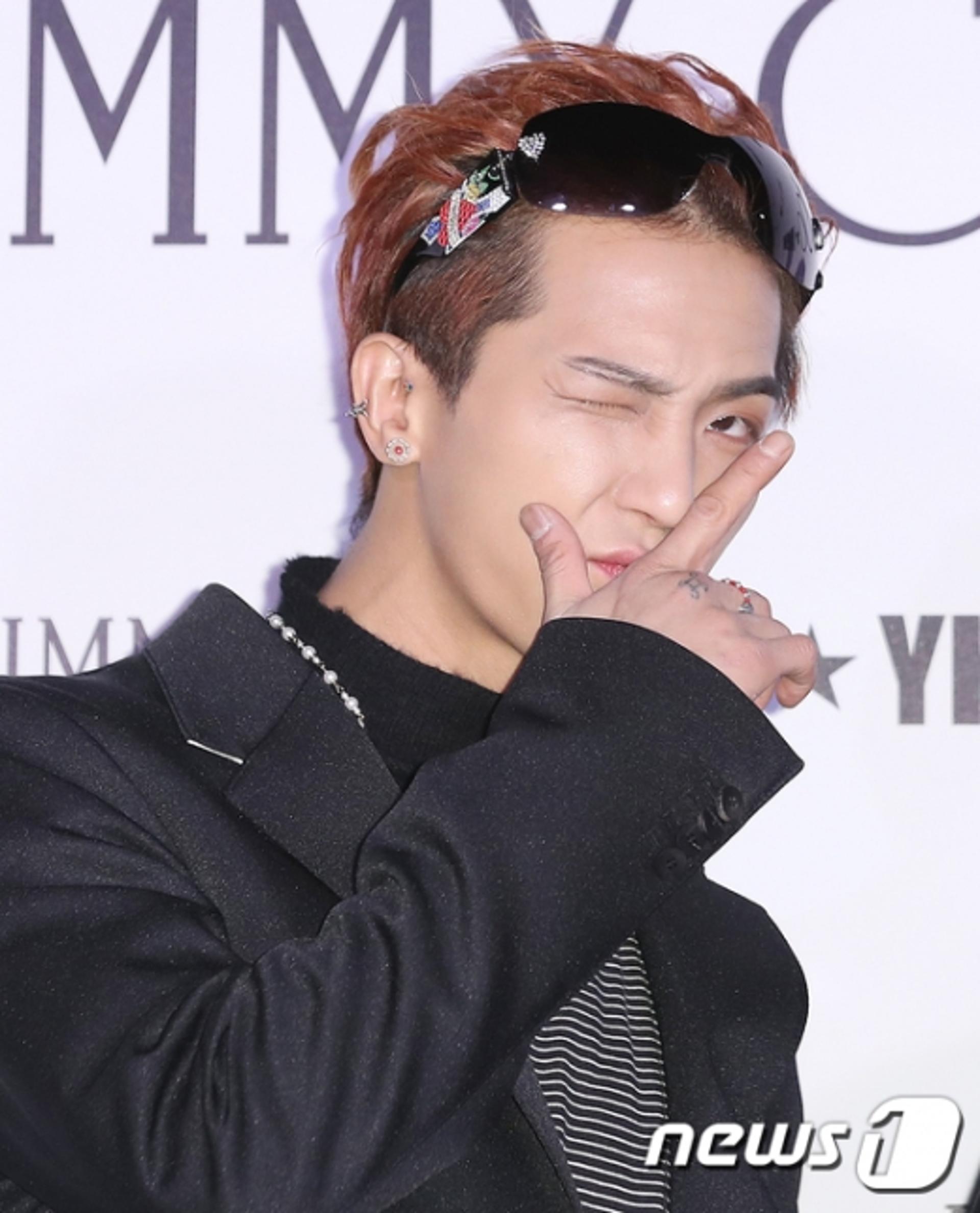 "사회적 거리두기 기간에?"… 송민호 클럽 방문해 공연