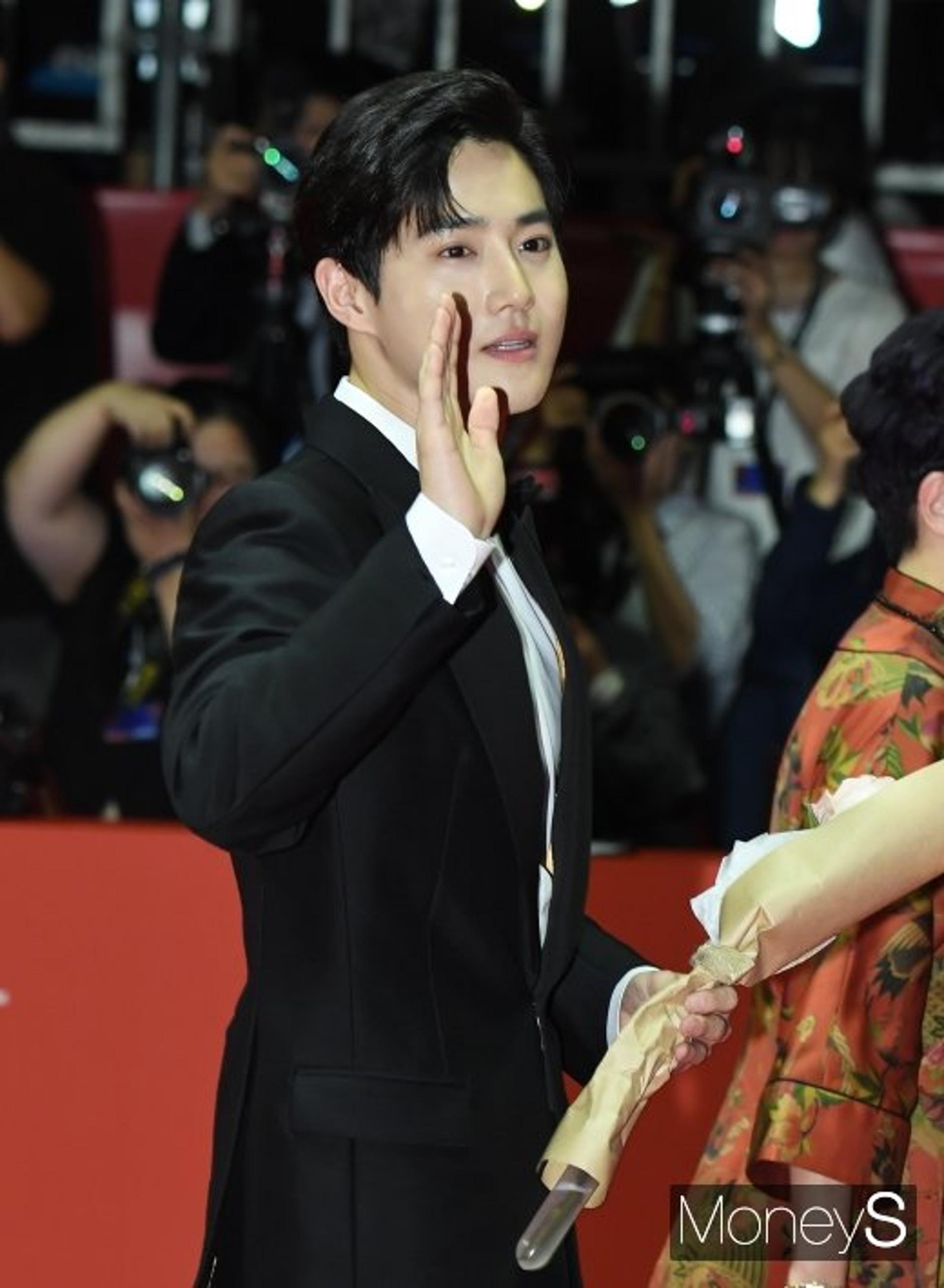 "잠시만 안녕"… 수호 입대, 시우민·디오 이어 3번째