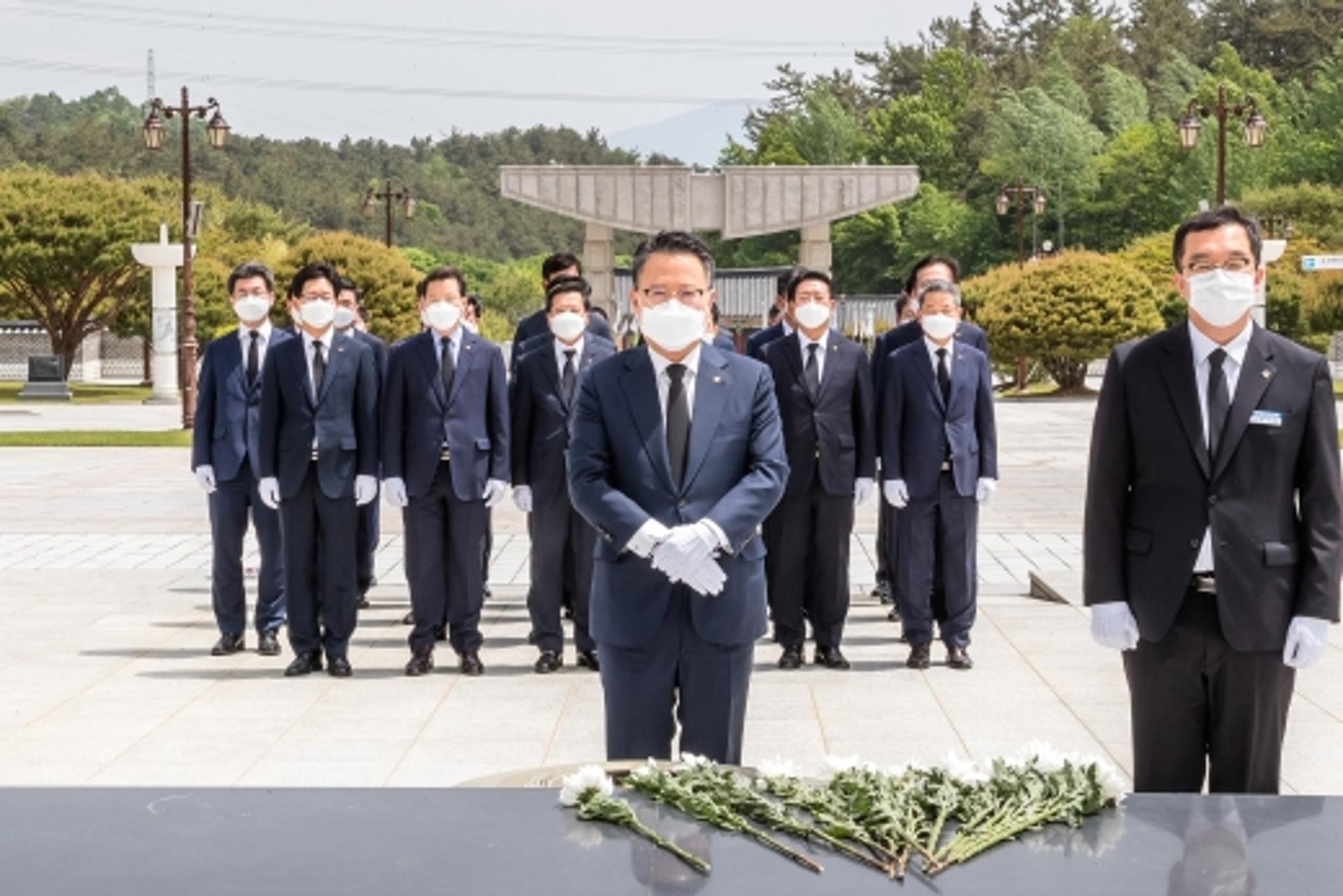 [머니S포토] 국립 5·18민주묘지 참배하는 송종욱 광주은행장