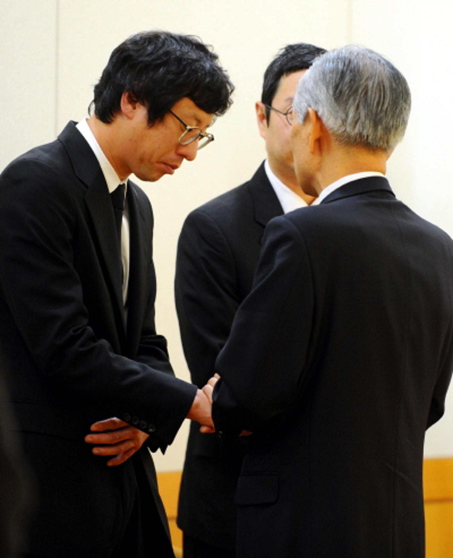 ‘억대 사기’ 두산家 4세 박중원, 1심서 징역 3년… 잠적해 구속은 피해