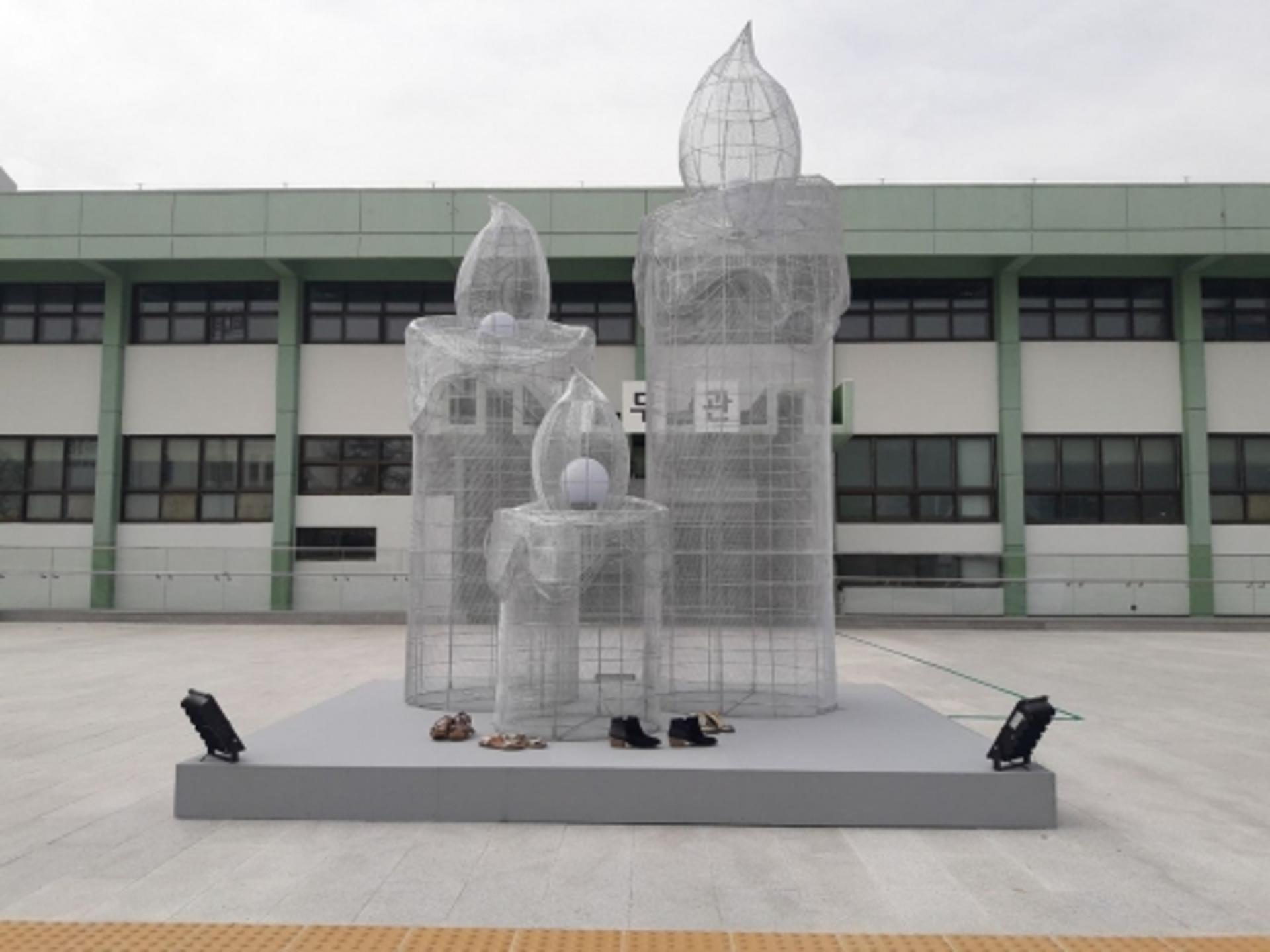 [머니S포토] 40년 전 아픔 간직한 광주 상무관에 '촛불 삼남매' 조형물