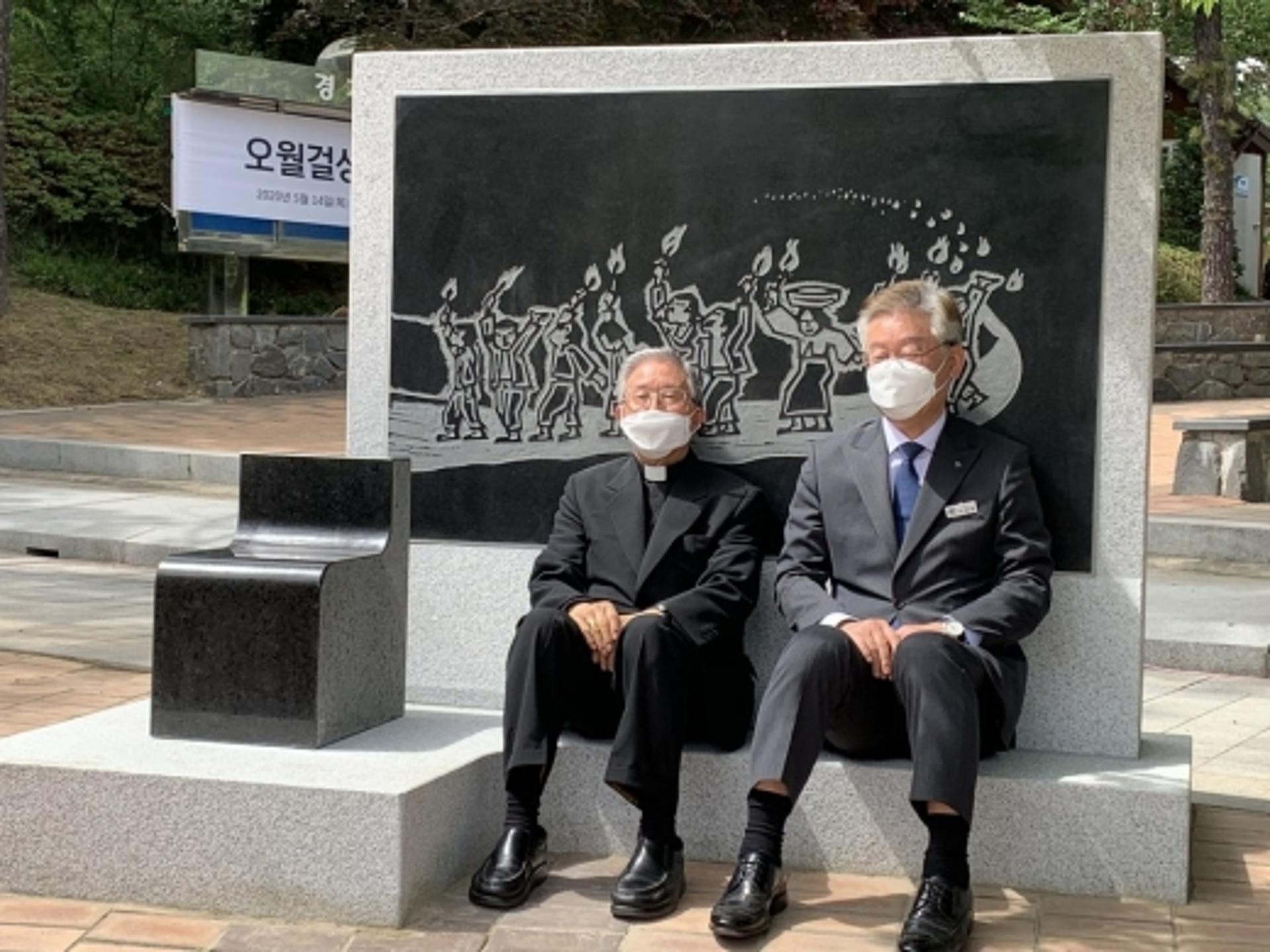 경기도청 정문 앞 '오월걸상'…'5월 정신' 되새기는 장소