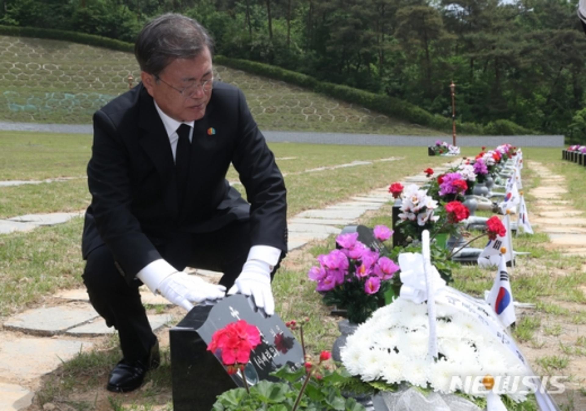 5·18 기념식 참석한 文, 제2묘역도… 첫 대통령 참배