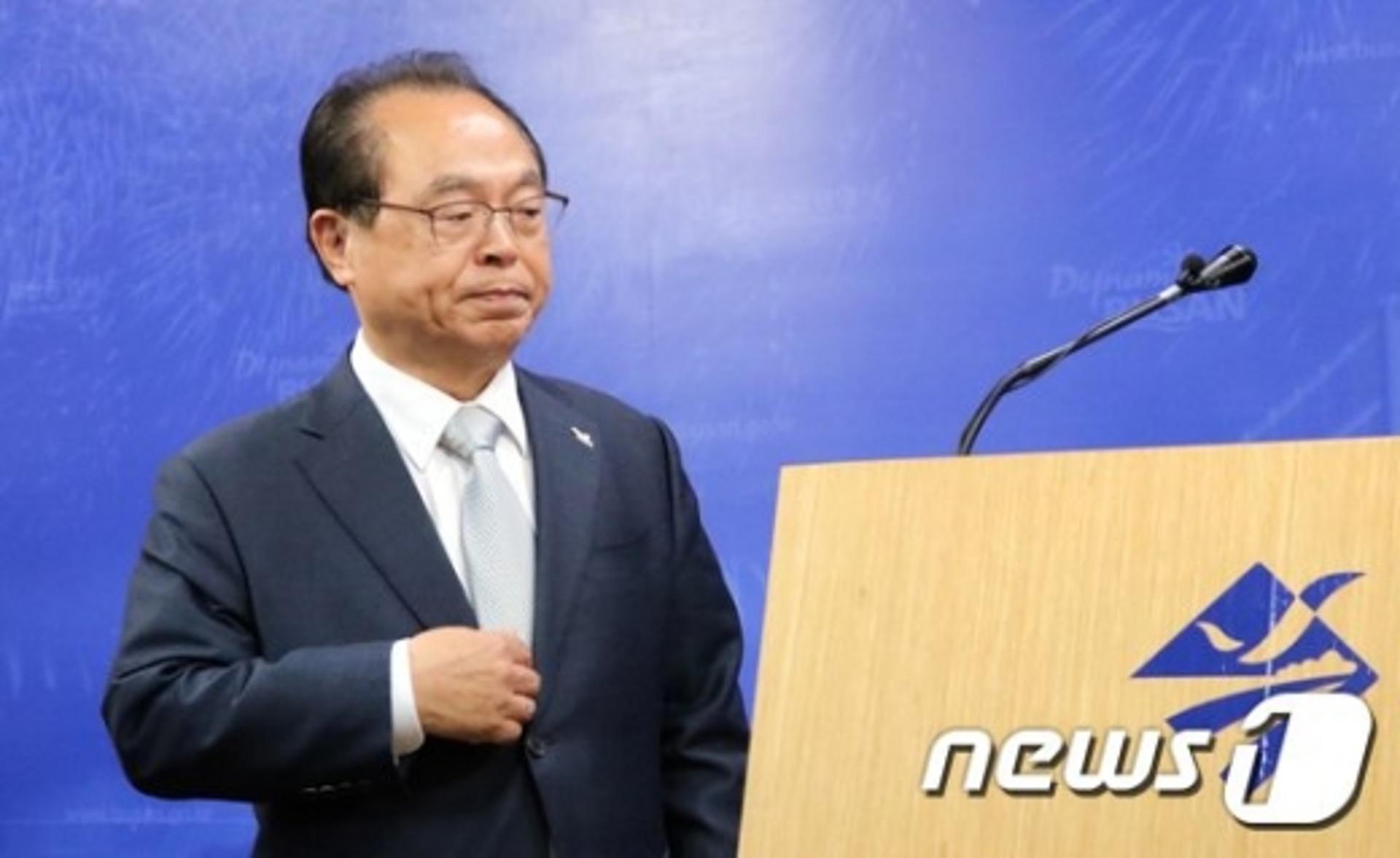 '15시간 경찰조사' 마친 오거돈 "심려 끼쳐드려 죄송"(종합)