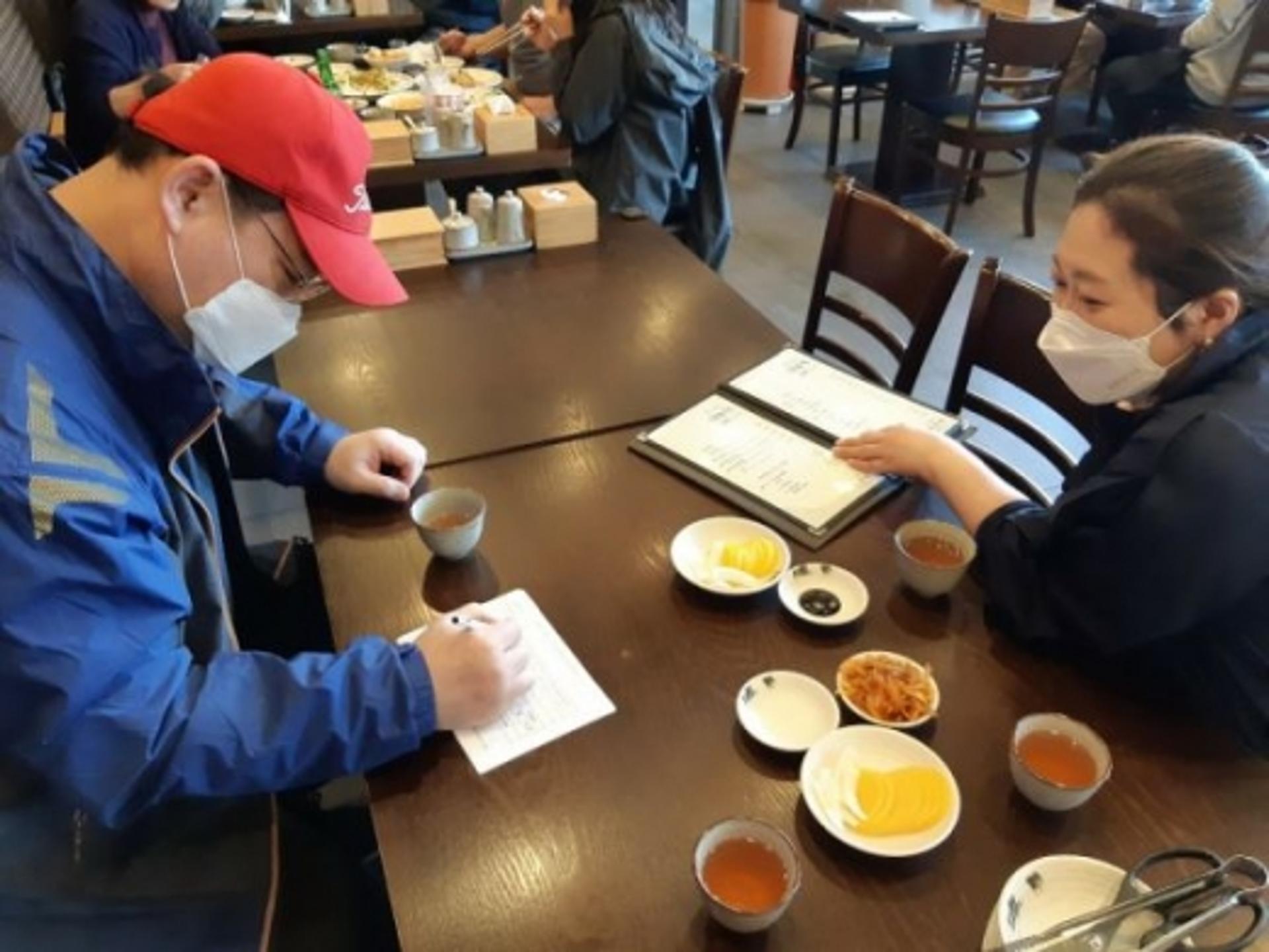 마스크 벗을 수밖에 없는 음식점… '건강질문지' 통해 코로나 예방