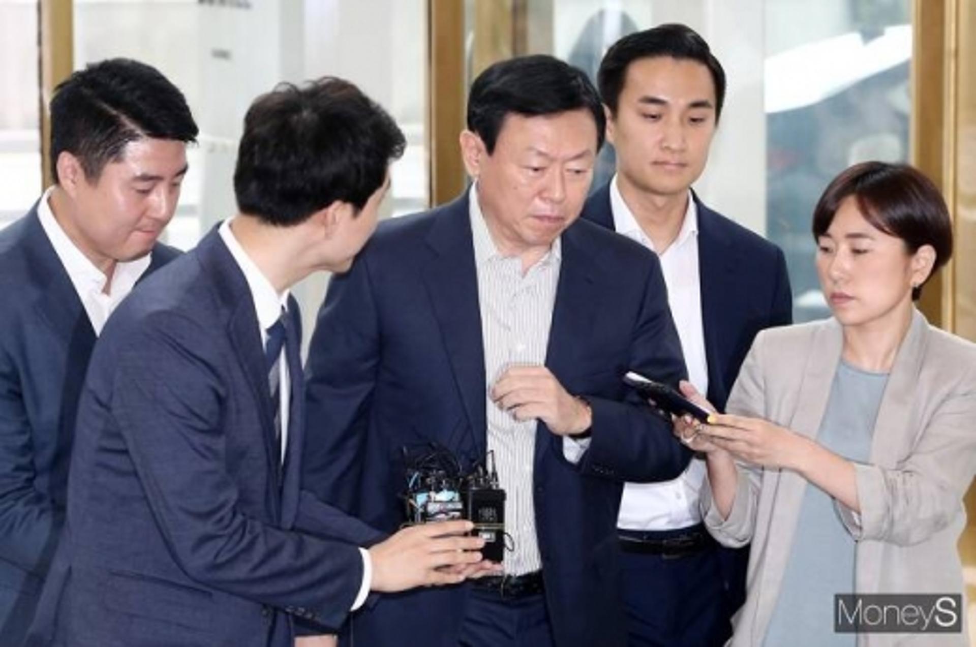 [출근길] 롯데지주, 오늘부터 주1회 재택… 신동빈의 실험 통할까?