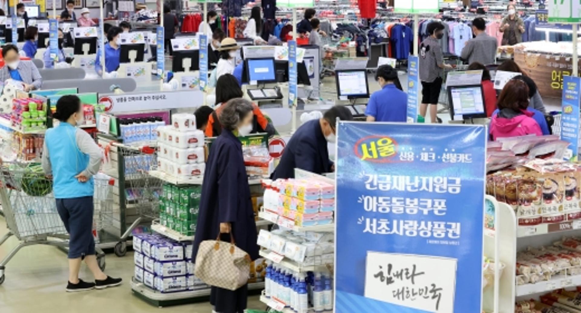 소비심리 4개월 만에 반등··· 재난지원금 '반짝' 효과