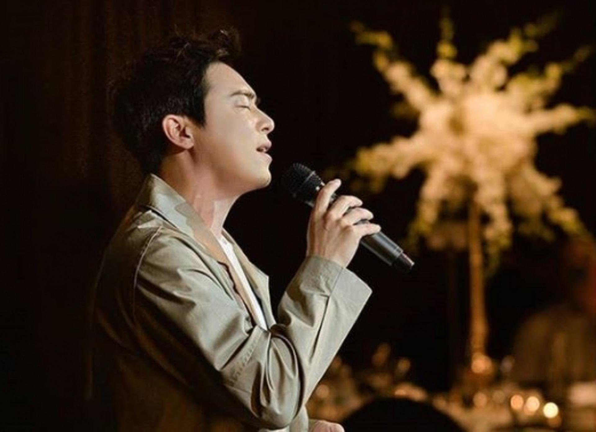 조정석 축가, '아로하' 열창… "뽀뽀해주세요!"