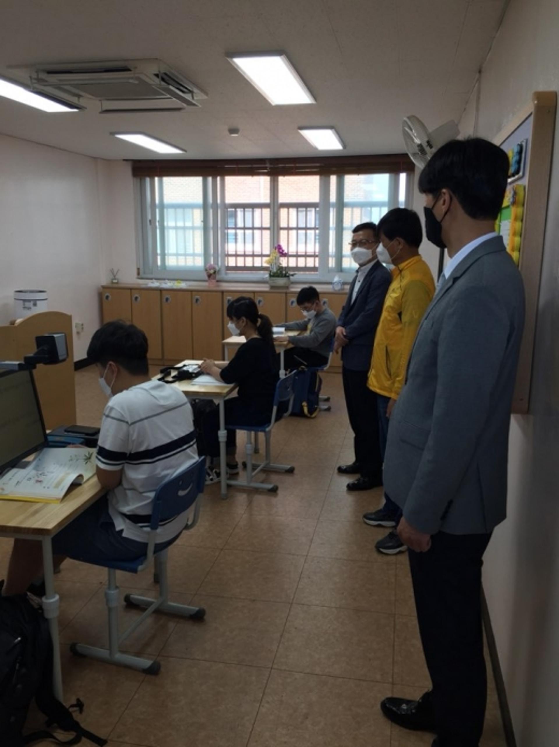 기아차 광주공장 '밀알회', 특수학교에 맞춤형 책걸상 기증