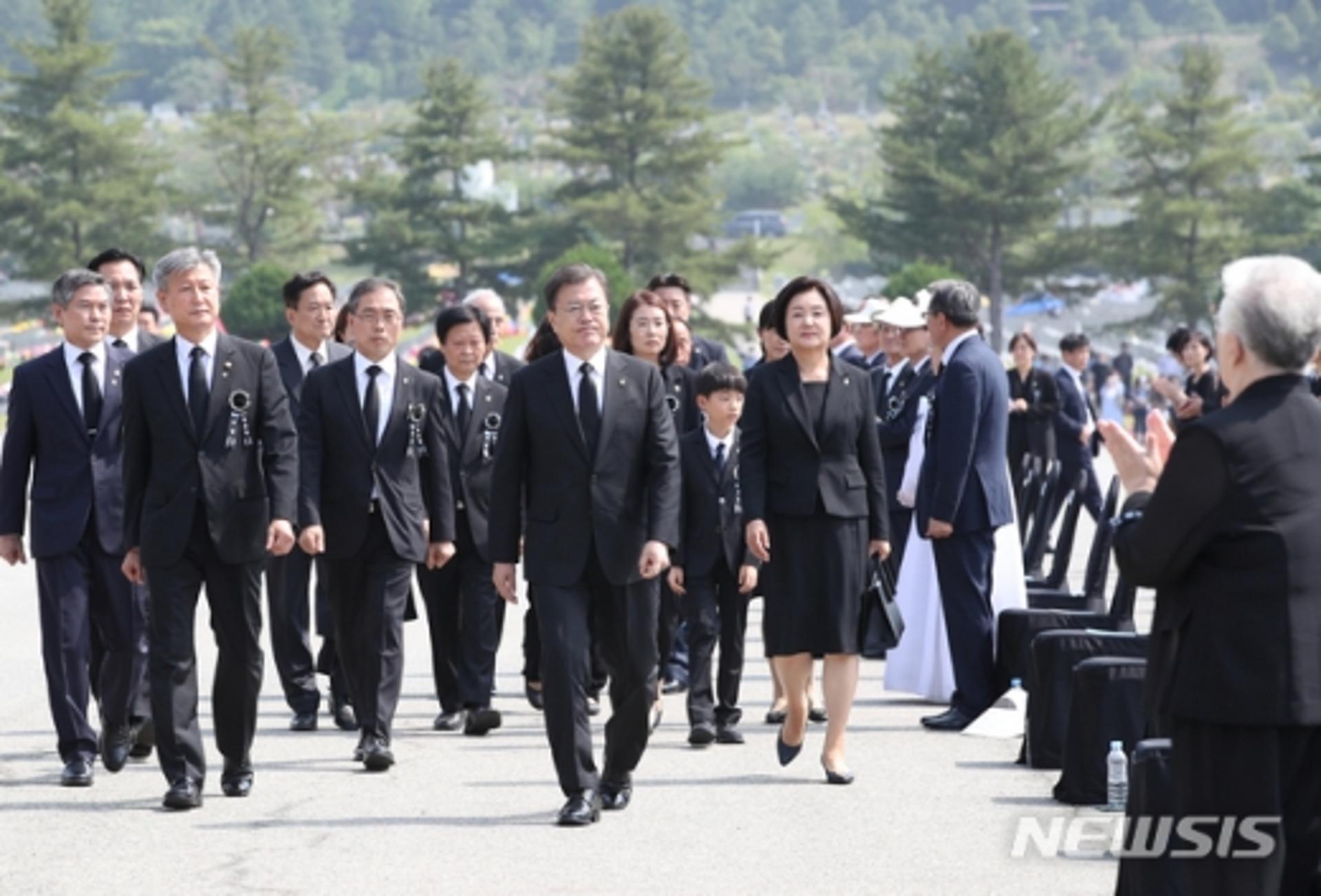 문 대통령, 추념식 "전쟁없는 한반도 만드는 것… 국가의 책무"