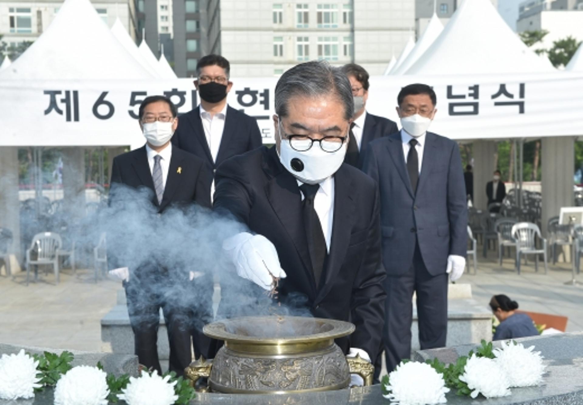 [포토] 이재정 교육감, 제65회 현충일 수원현충탑 찾아 추념